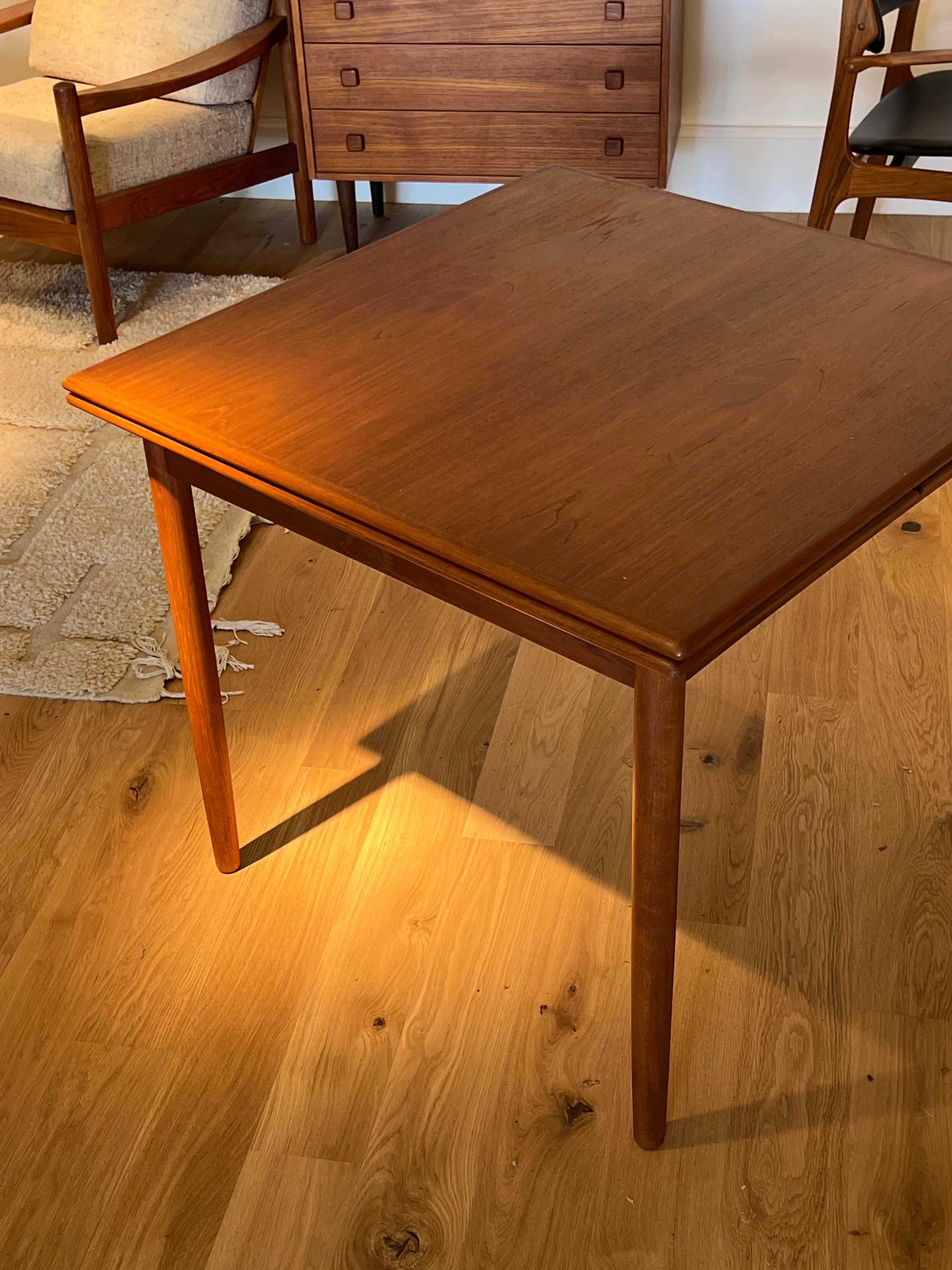 Table à manger vintage scandinave carré extensible en teck "Grete"