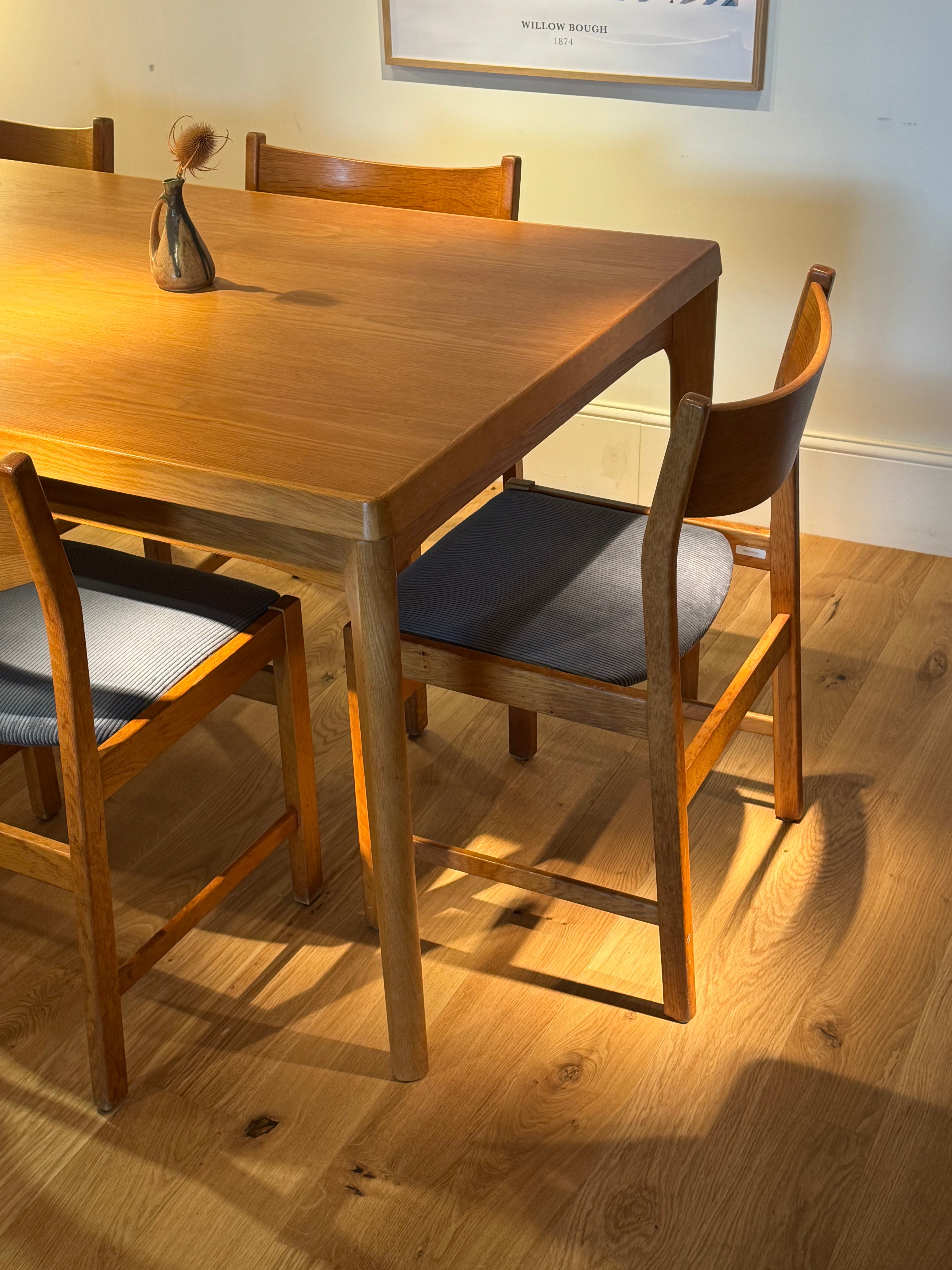 Chaise vintage en chêne retapissée en velours côtelé bleu gris (5 chaises disponibles)