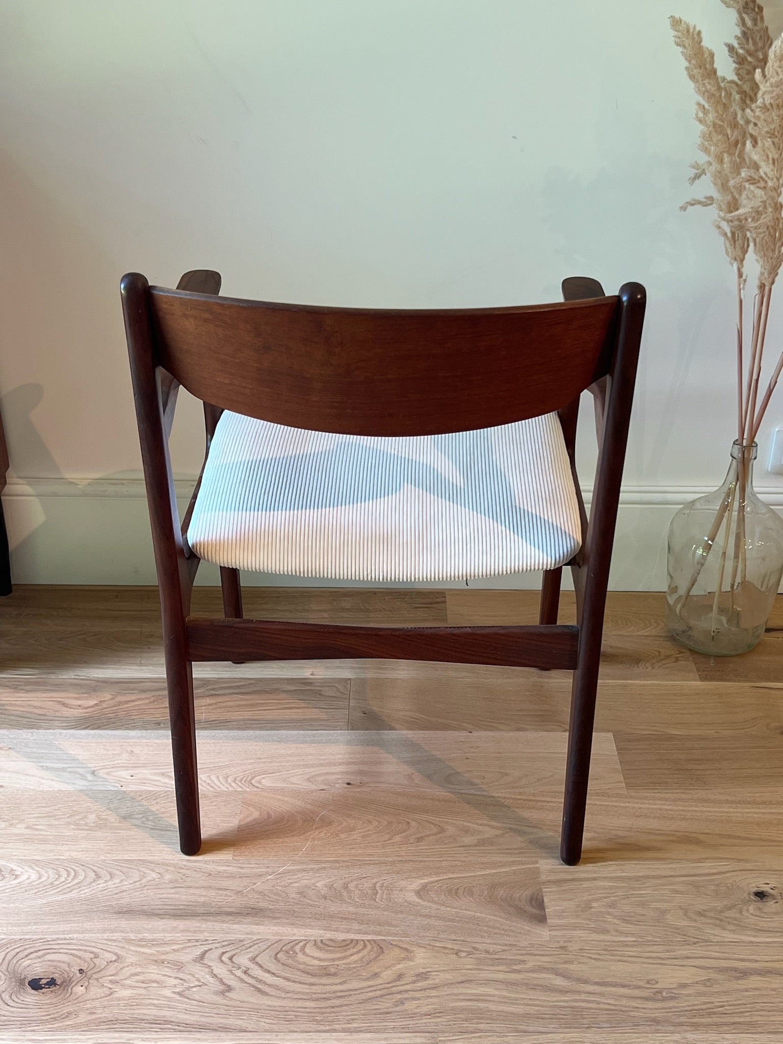Fauteuil scandinave en teck et velour côtelé blanc "Hymir" , années 60