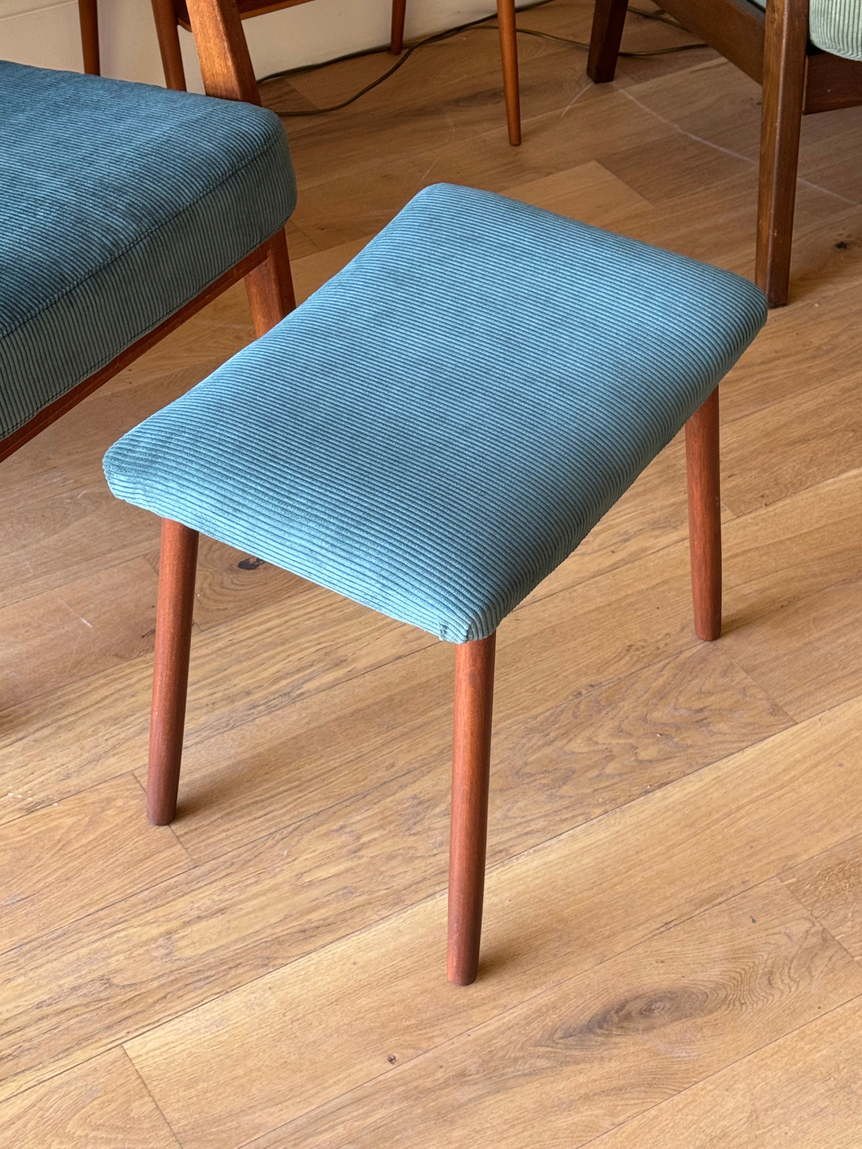 Fauteuil scandinave vintage en teck et velours petites côtes bleu canard – "Eirik"