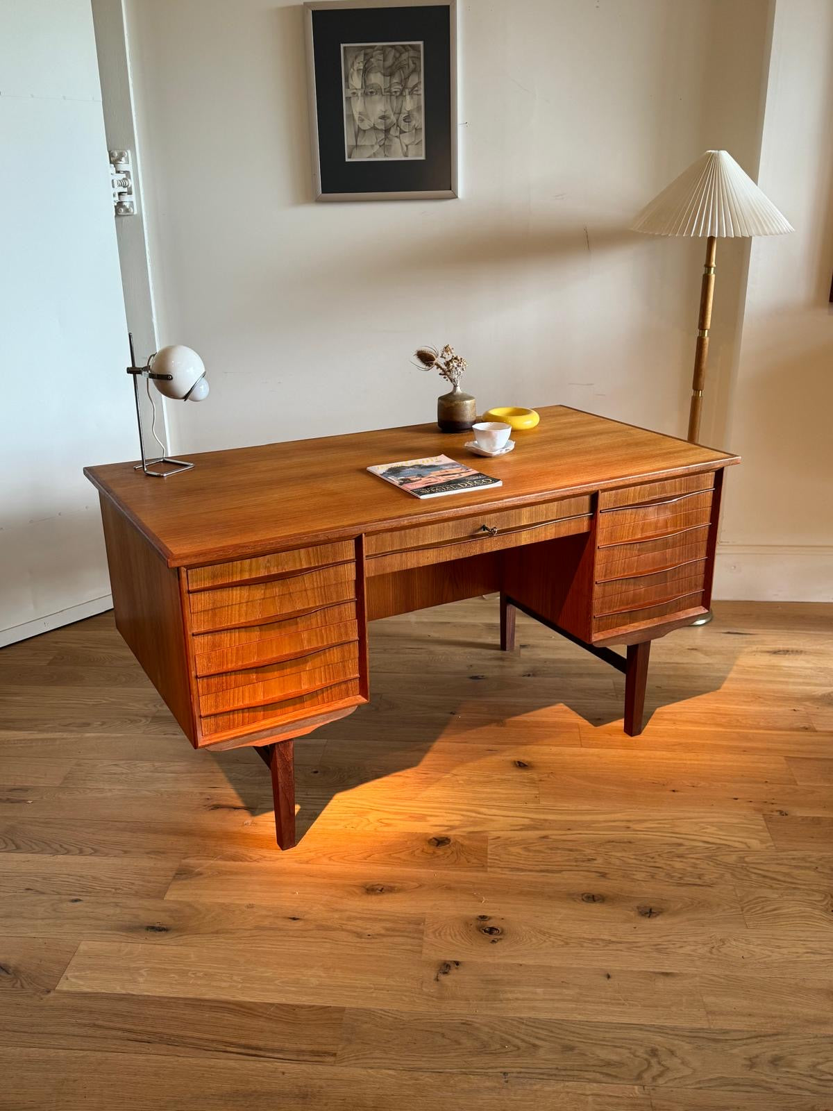 Bureau scandinave vintage en chêne doré "Karl"