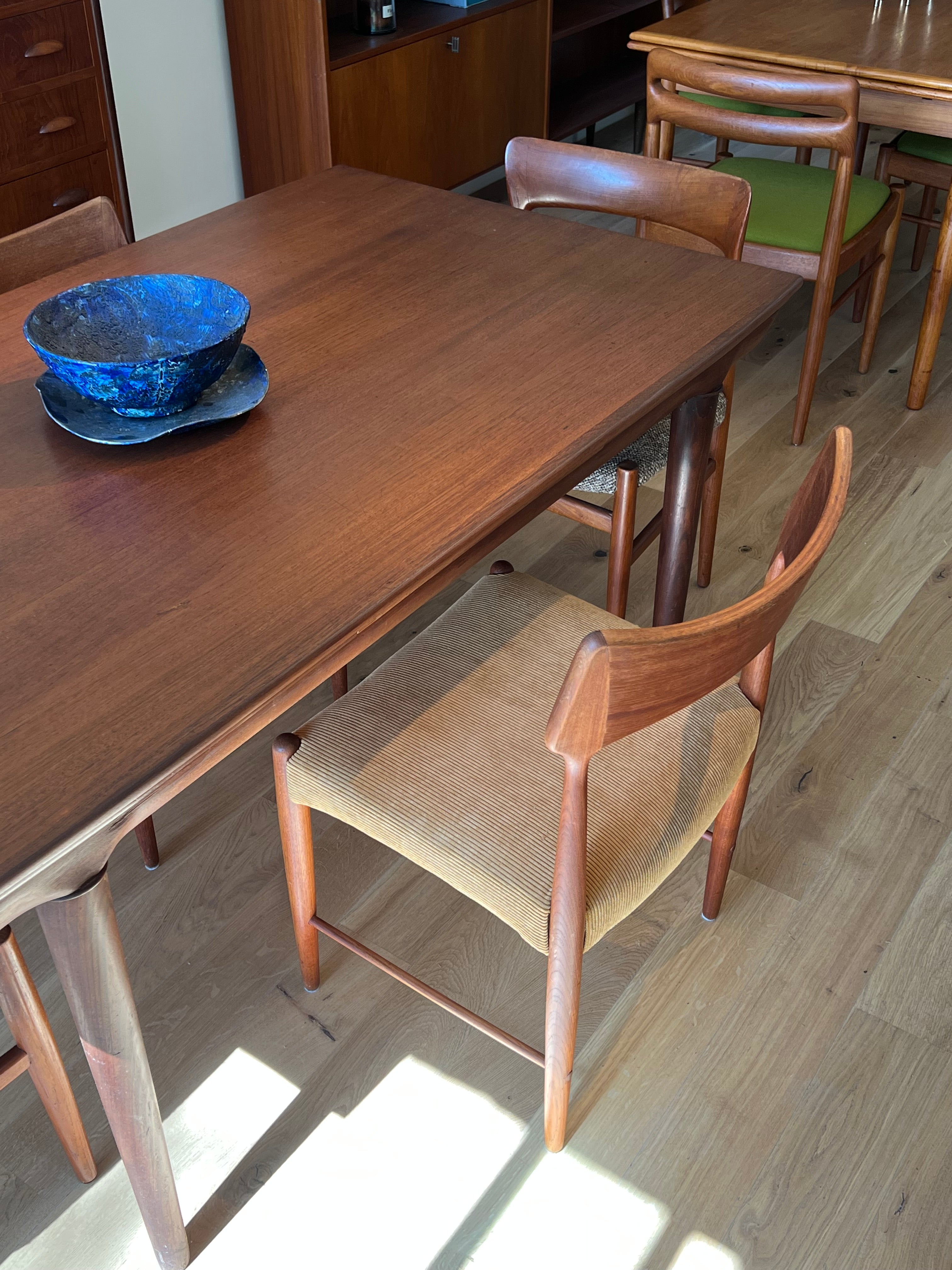 Chaise scandinave en teck « Alfhild » – Velours côtelé miel