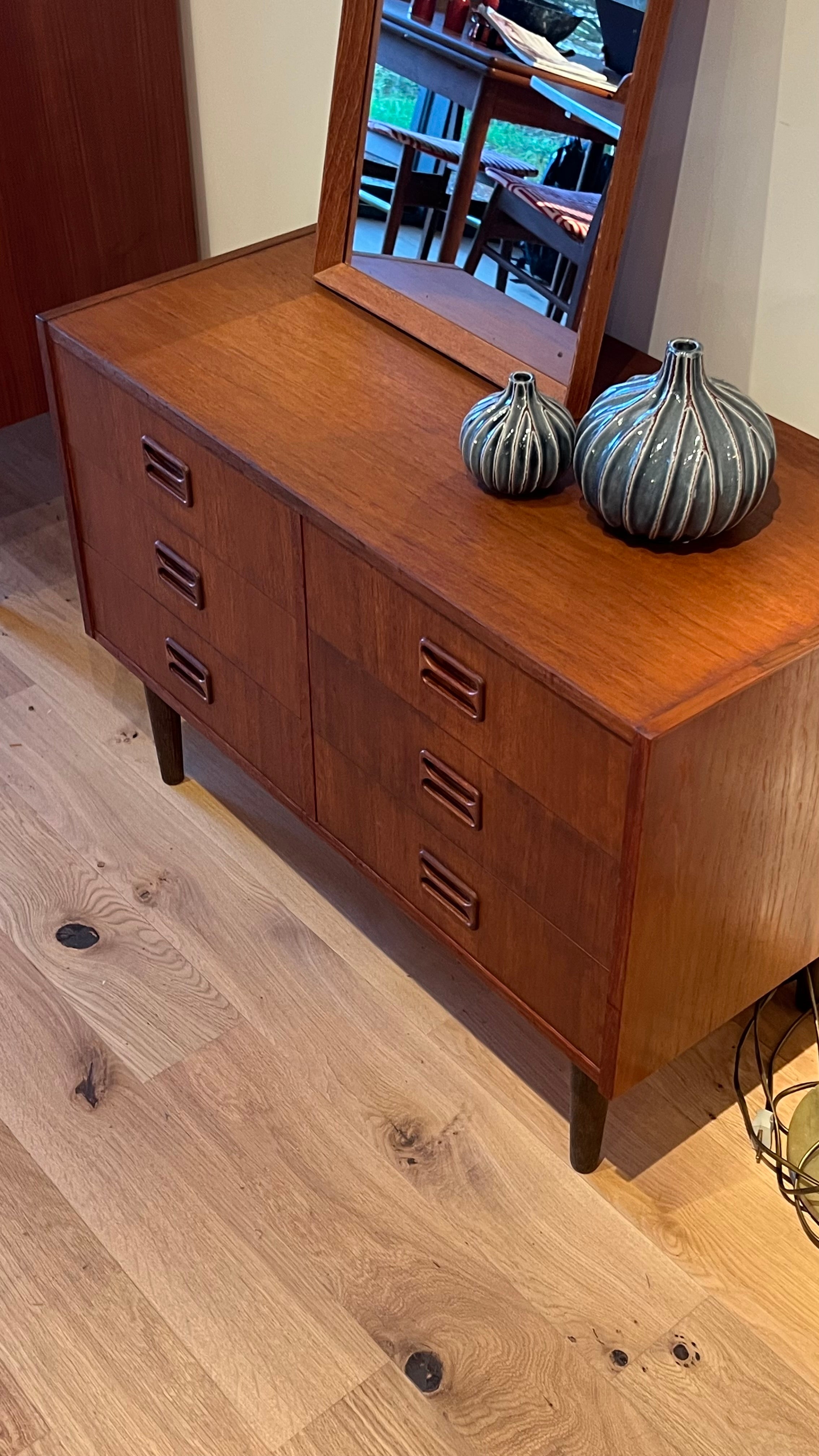 Commode basse scandinave vintage en teck « Arnhild »