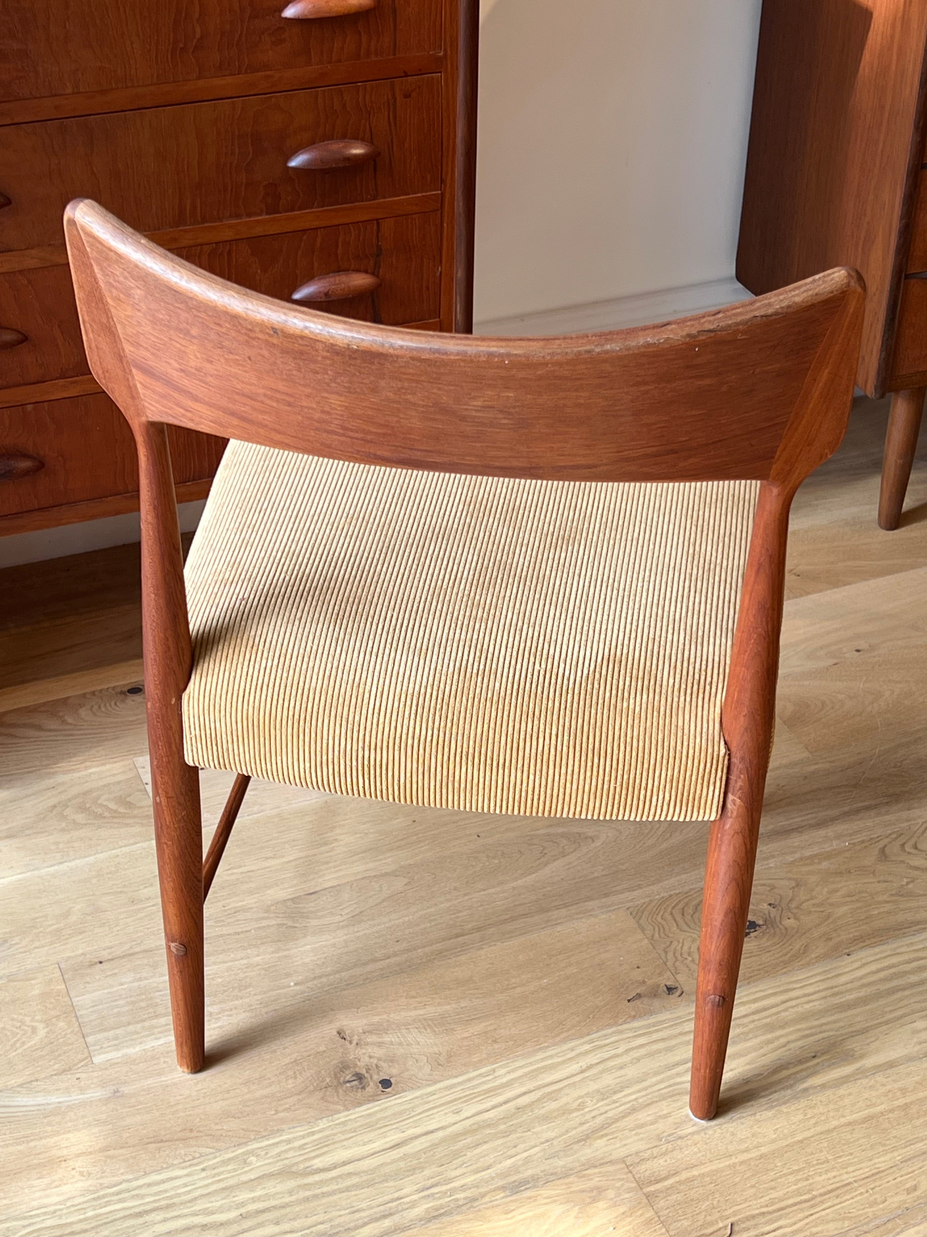 Chaise scandinave en teck « Alfhild » – Velours côtelé miel (disponible en 3 exemplaires)