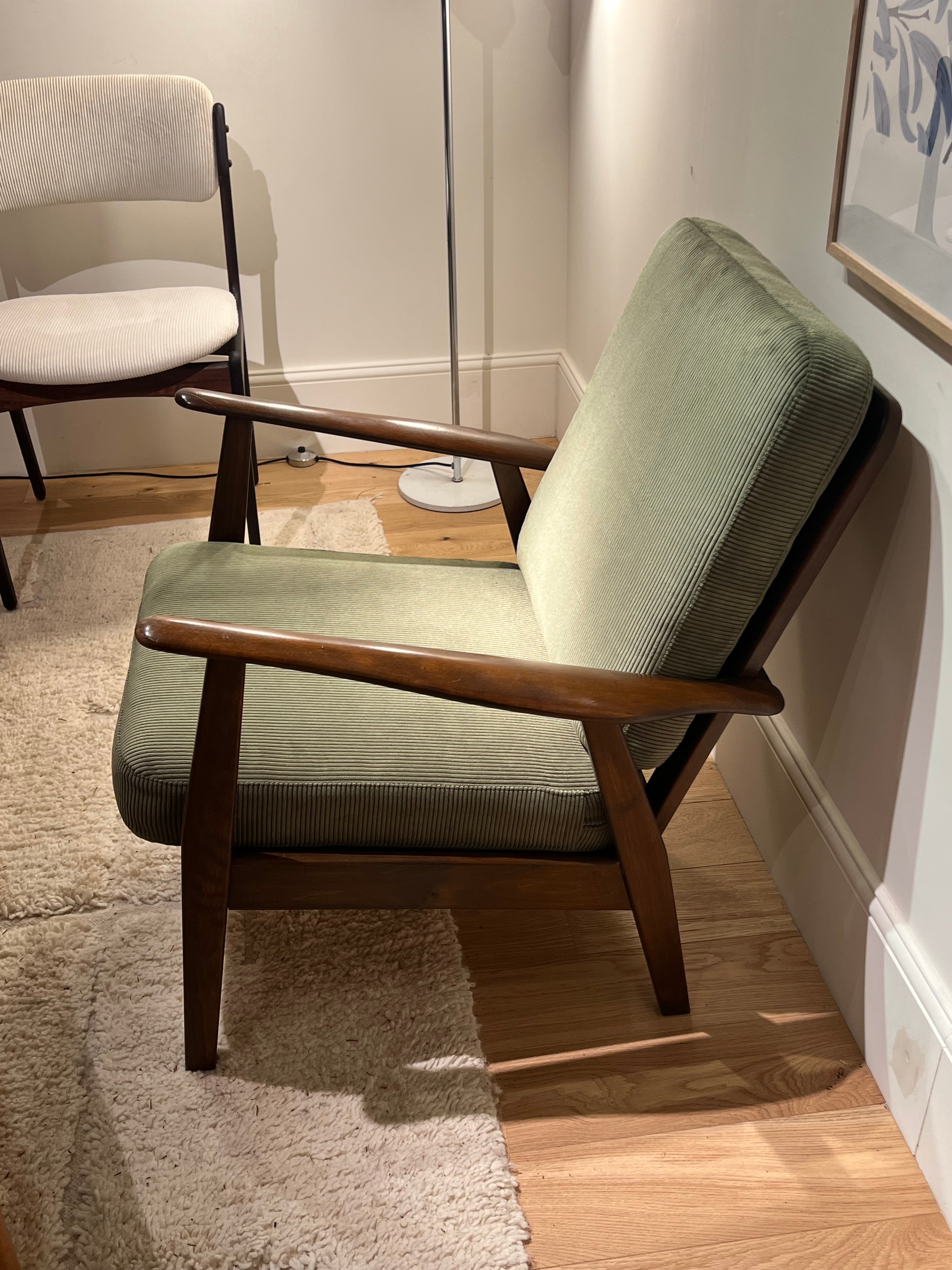 Fauteuil scandinave vintage en teck et velours petites côtes vert – "Alrik"