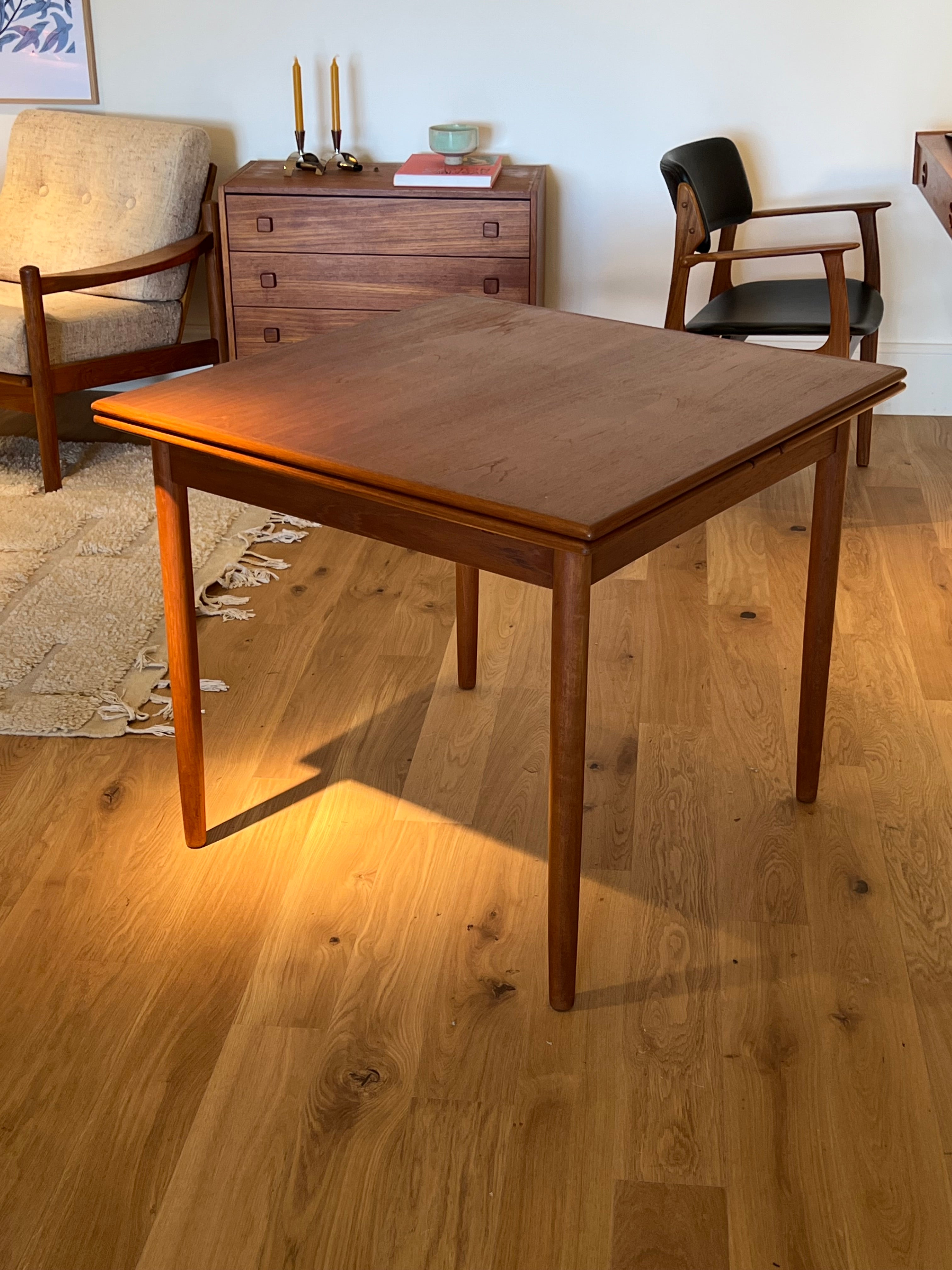 Table à manger vintage scandinave carré extensible en teck "Grete"
