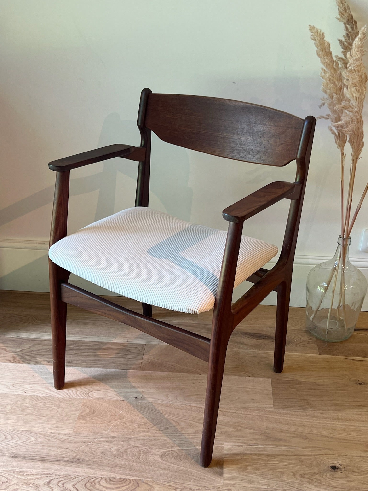 Fauteuil scandinave en teck et velour côtelé blanc "Hymir" , années 60