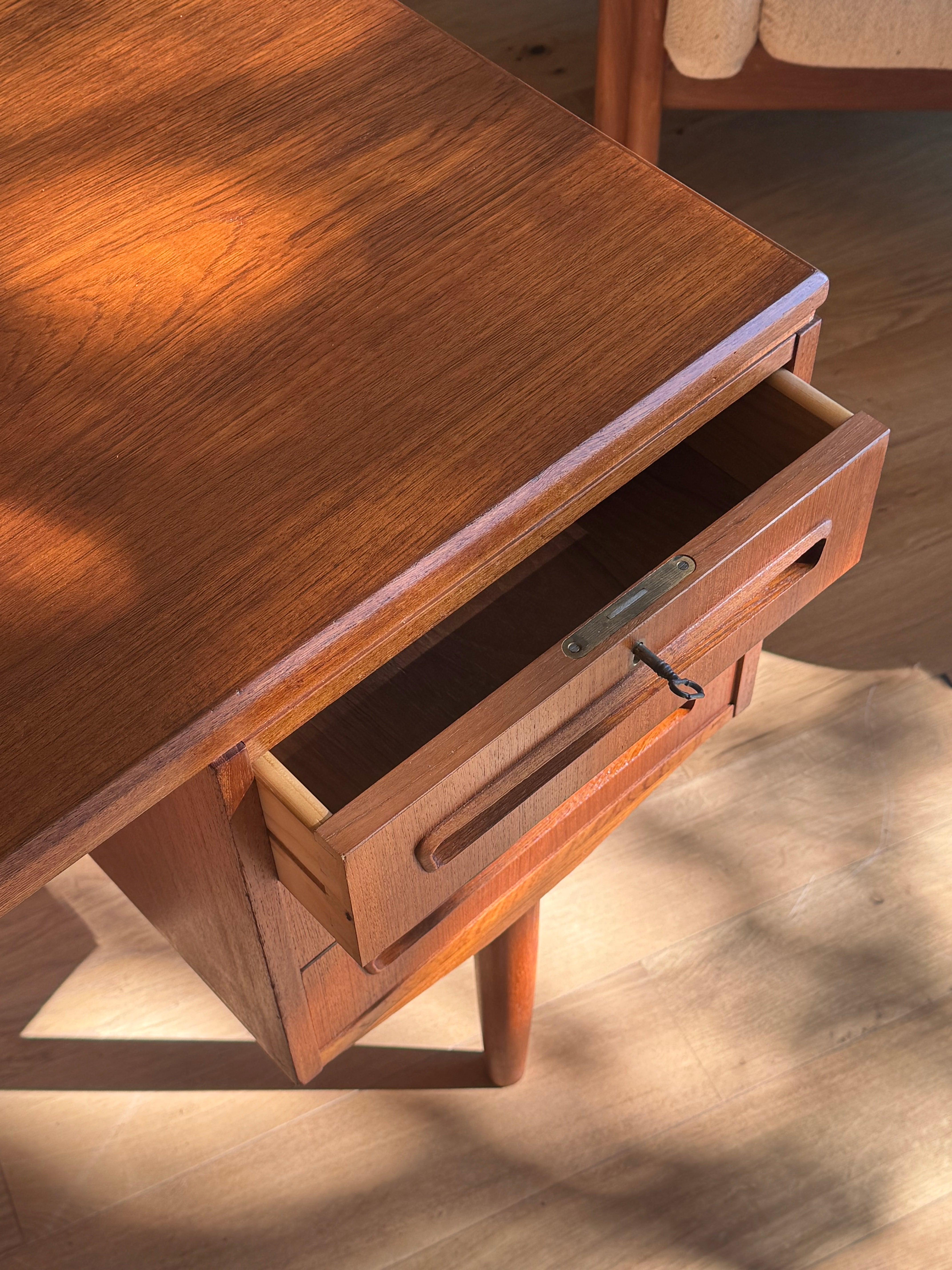 Bureau scandinave vintage double face en teck "Arnold"