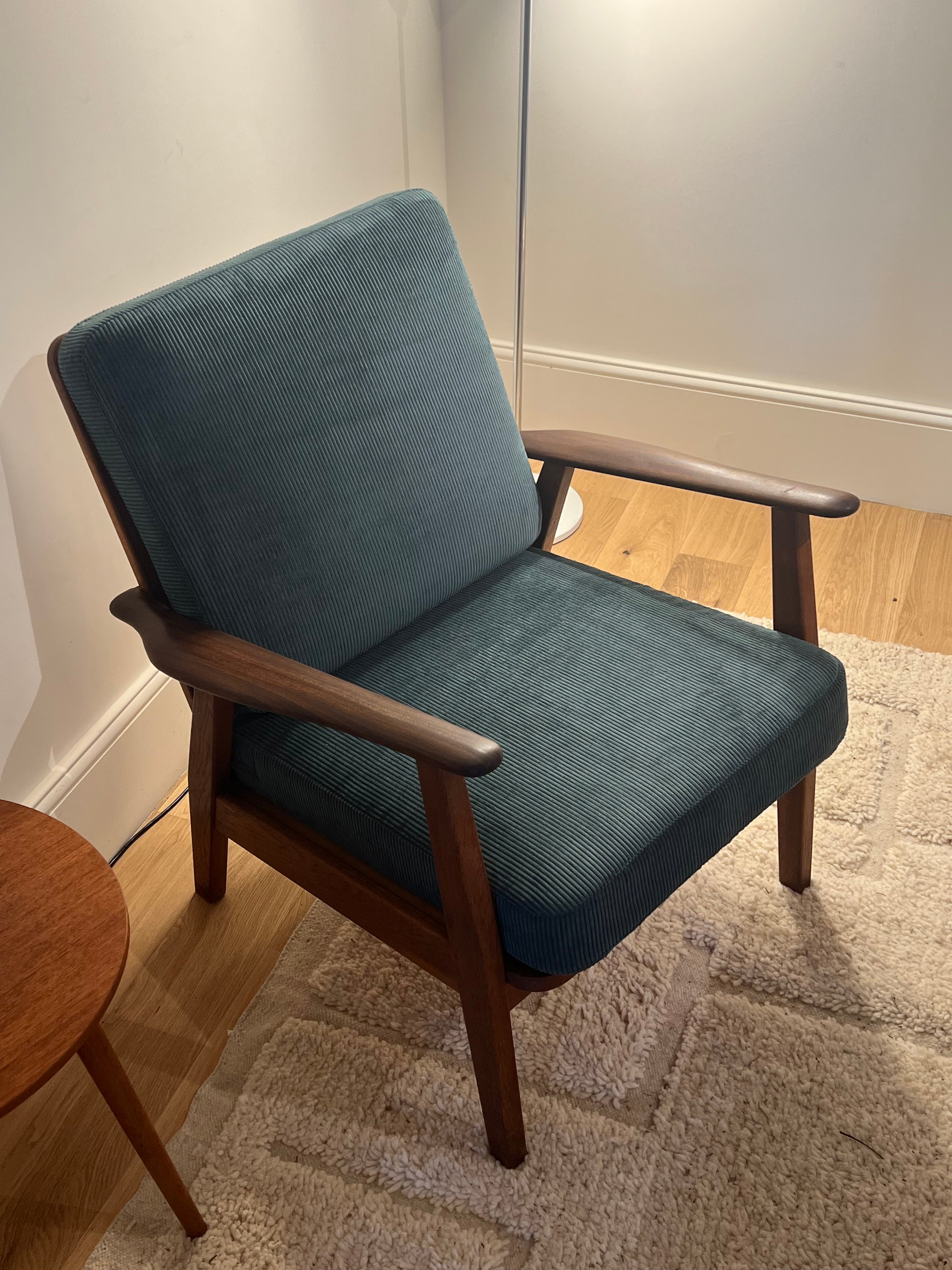 Fauteuil scandinave vintage en teck et velours petites côtes bleu canard – "Eirik"