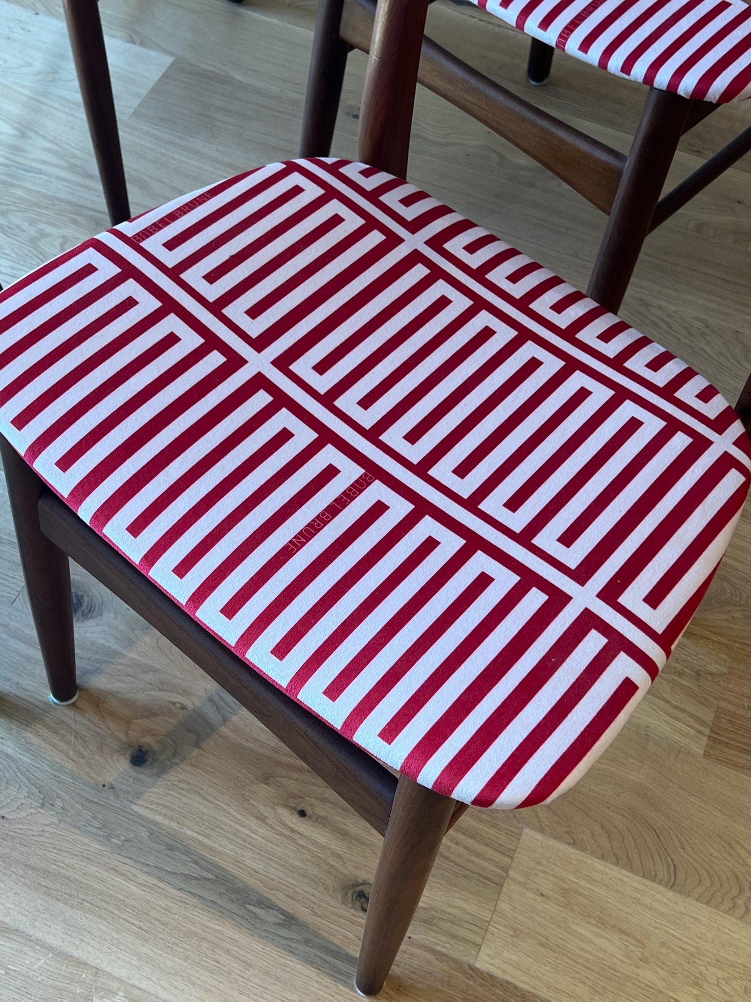 Suite de 4 chaises scandinaves « Willow » – Tissu Babel Brune