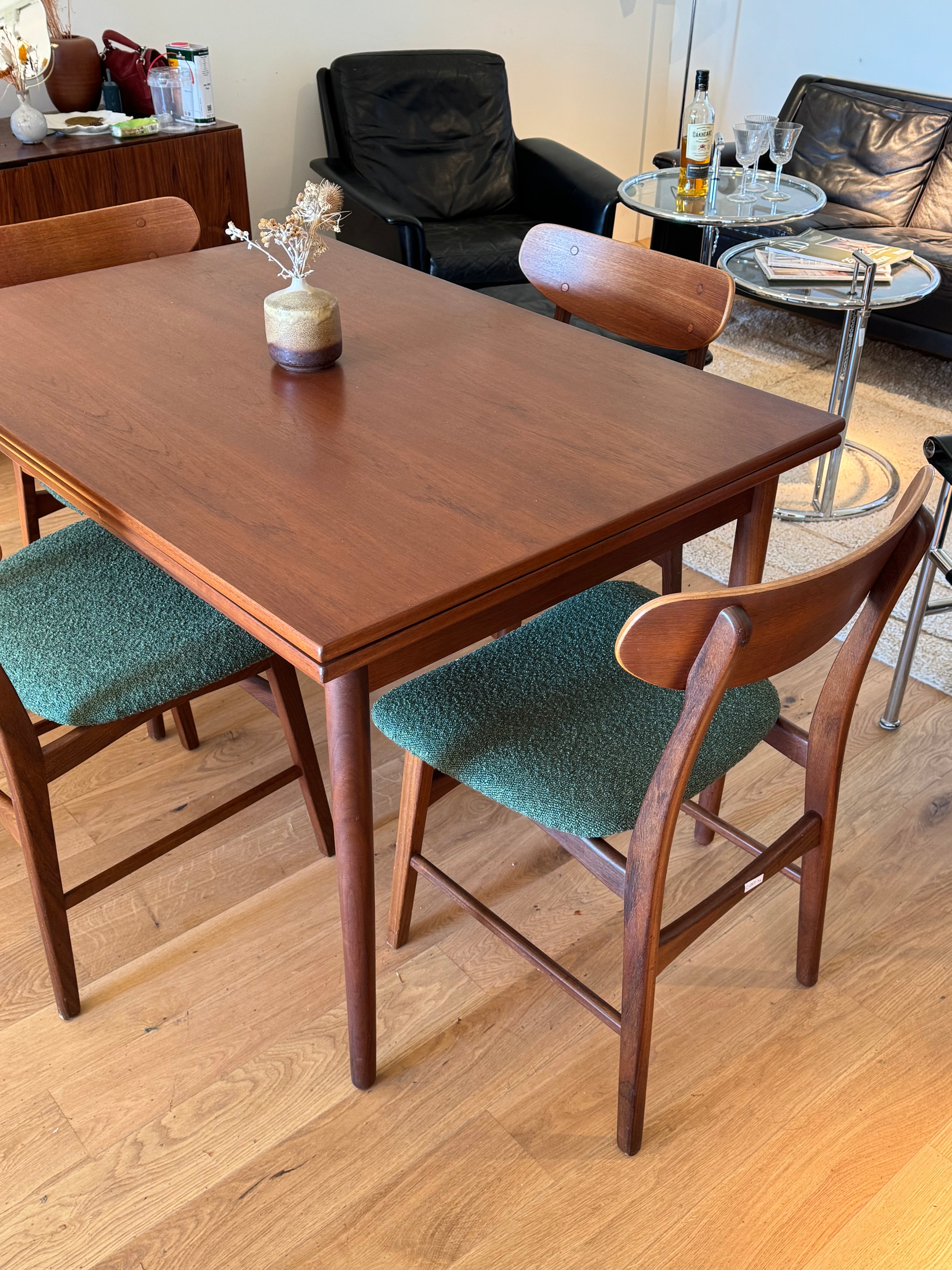 Suite de 4 chaises scandinaves en teck – Modèle « Vagn » – Années 60