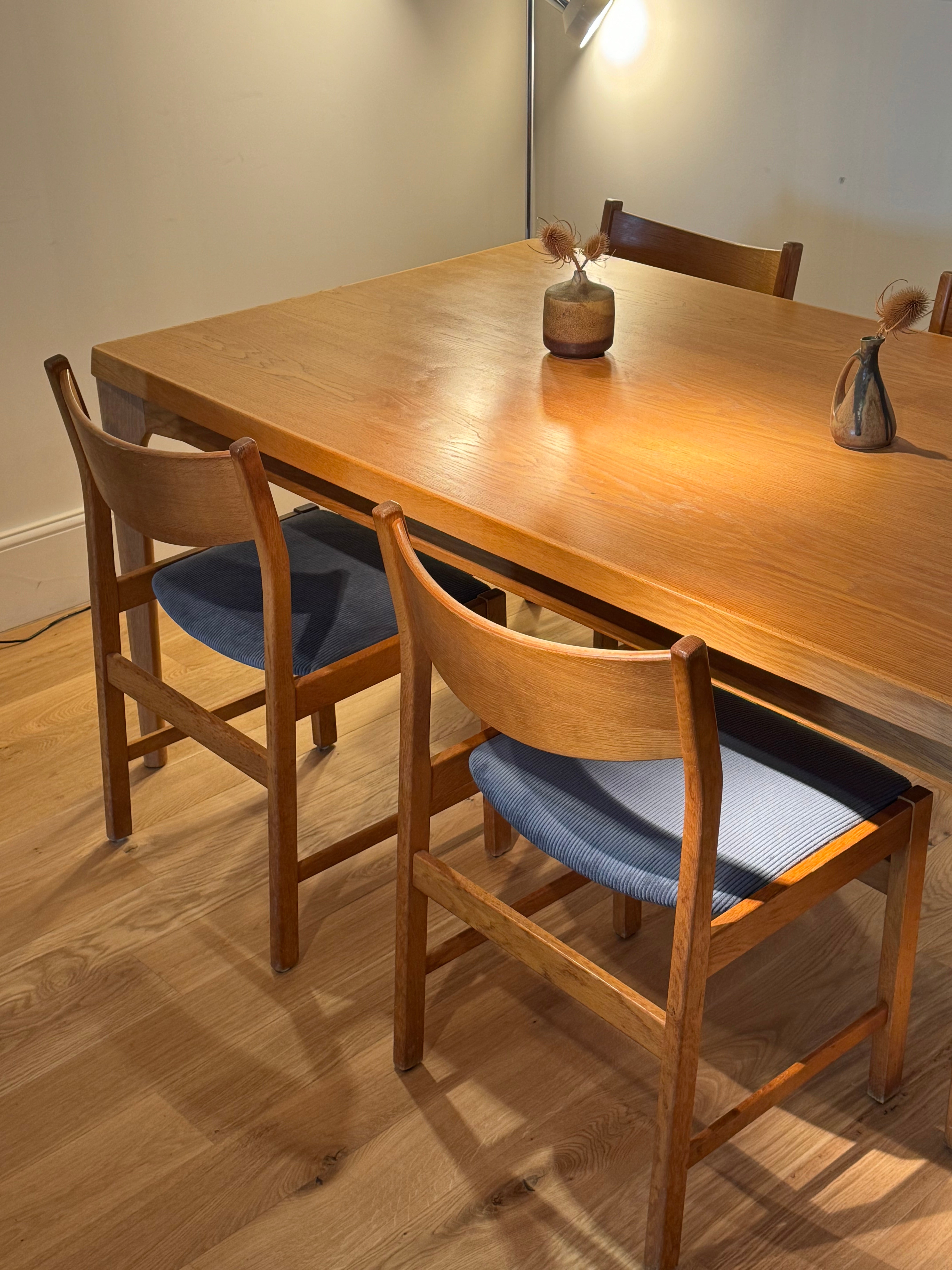 Chaise vintage en chêne retapissée en velours côtelé bleu gris (5 chaises disponibles)