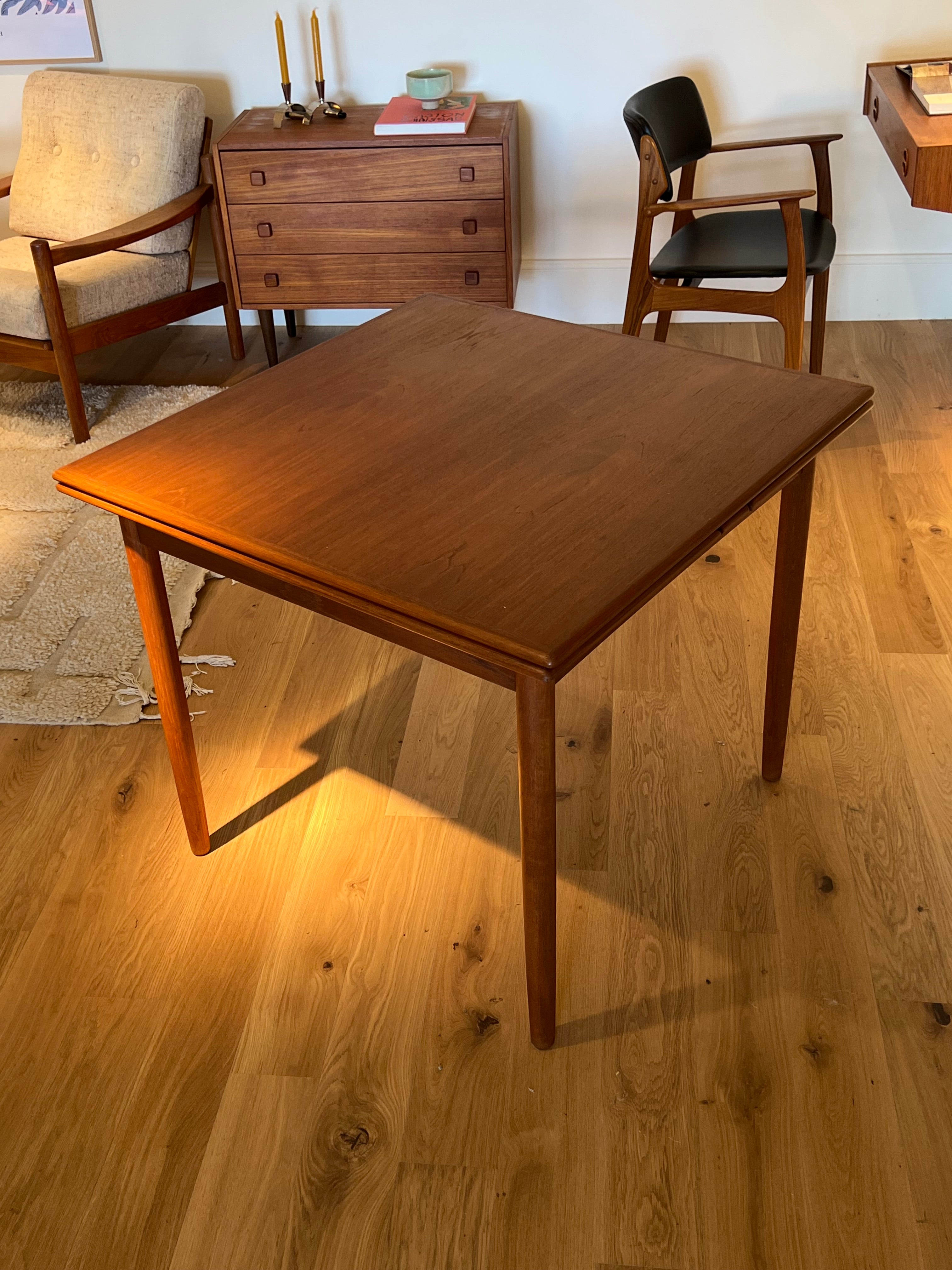 Table à manger vintage scandinave carré extensible en teck "Grete"