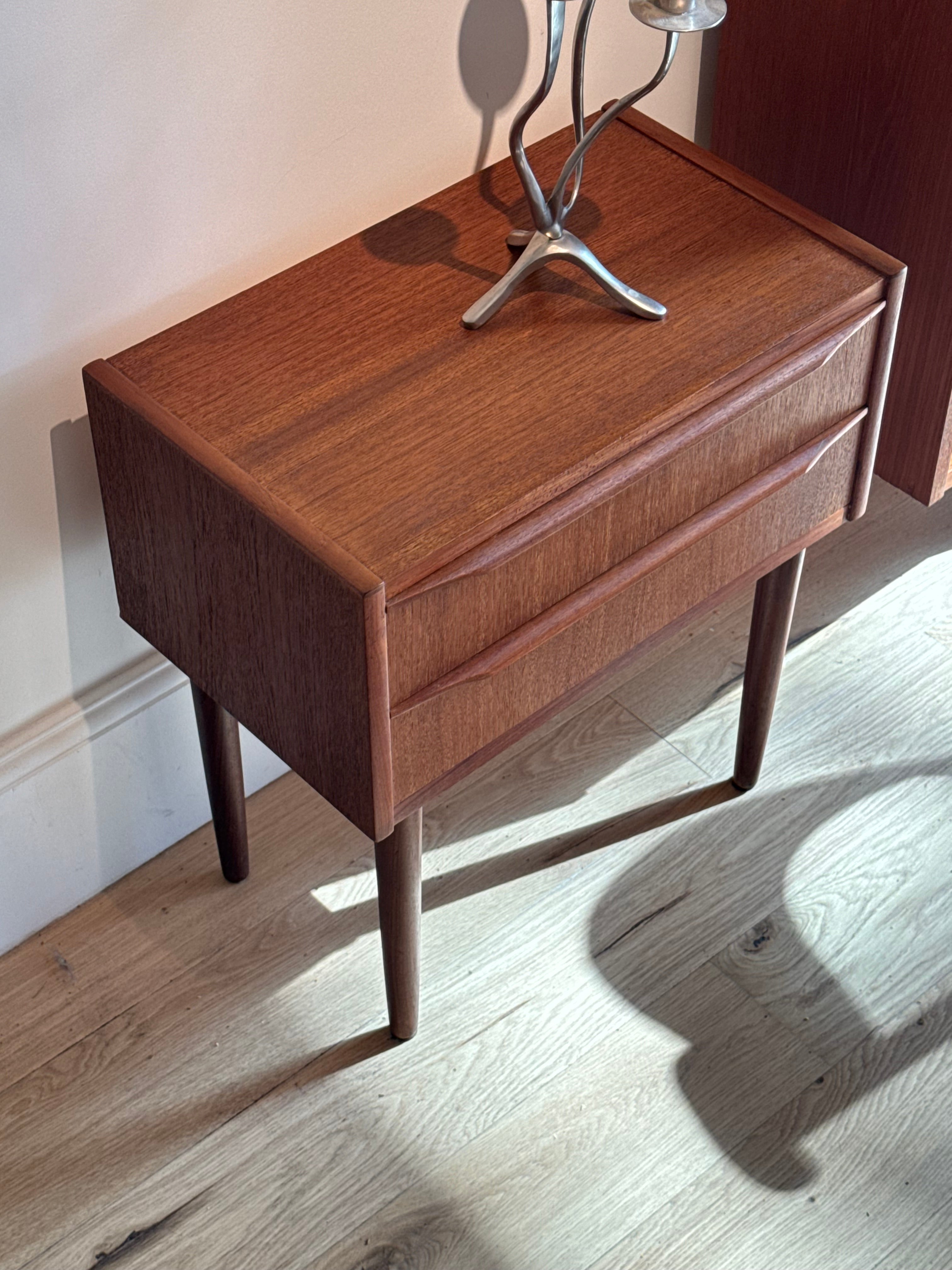 Table de chevet scandinave vintage en teck "Lyn"