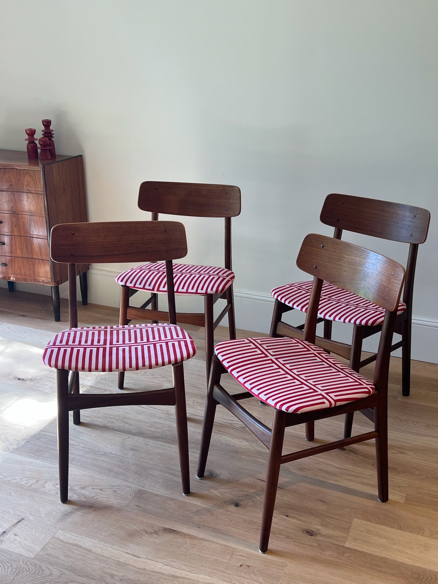 Suite de 4 chaises scandinaves « Willow » – Tissu Babel Brune