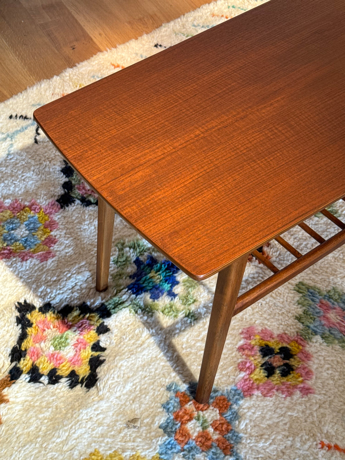 Table basse scandinave vintage en teck avec étagère "Ingrid"