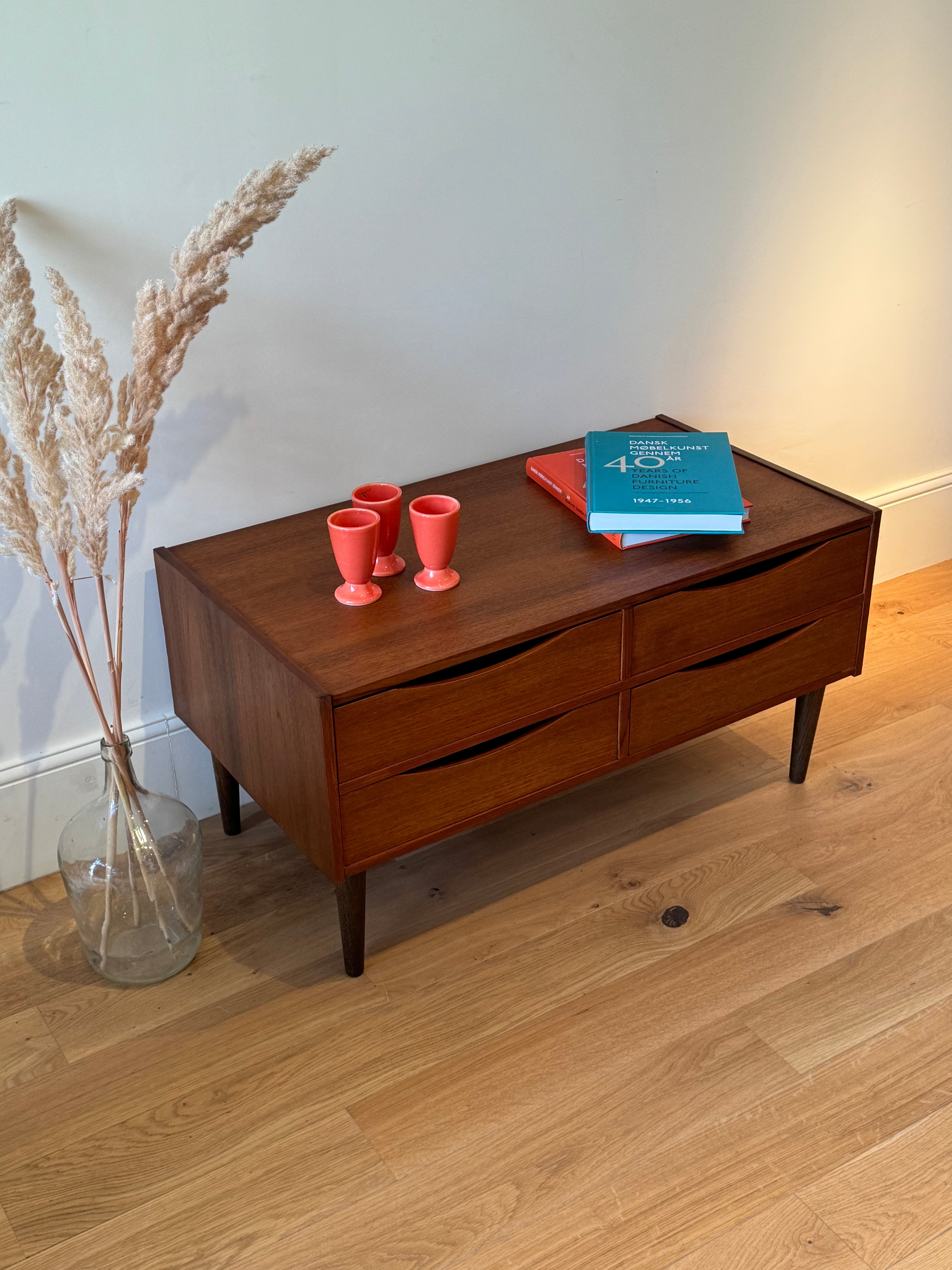 Commode basse / Meuble TV scandinave vintage en teck "Ida"