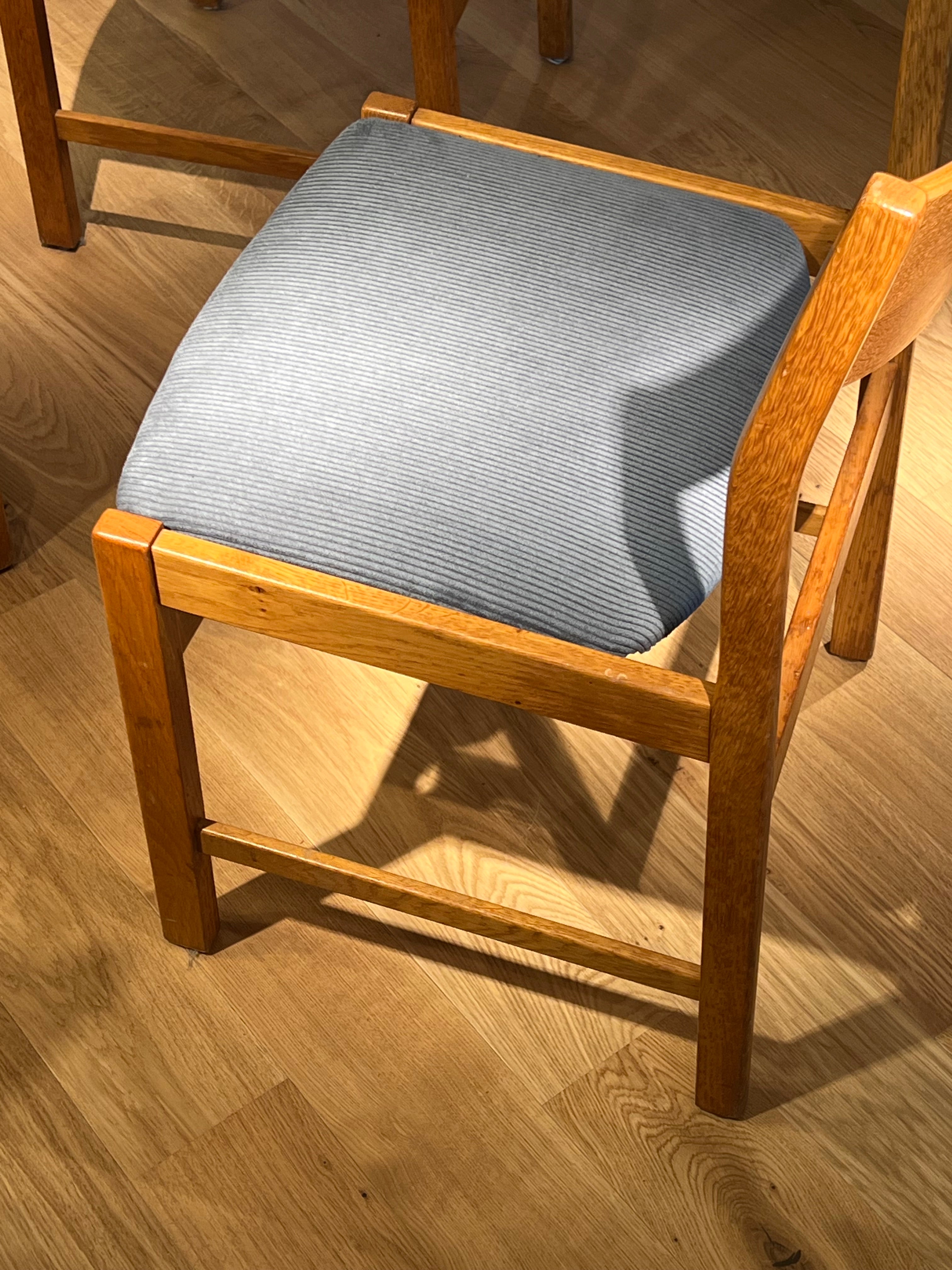 Chaise vintage en chêne retapissée en velours côtelé bleu gris (5 chaises disponibles)