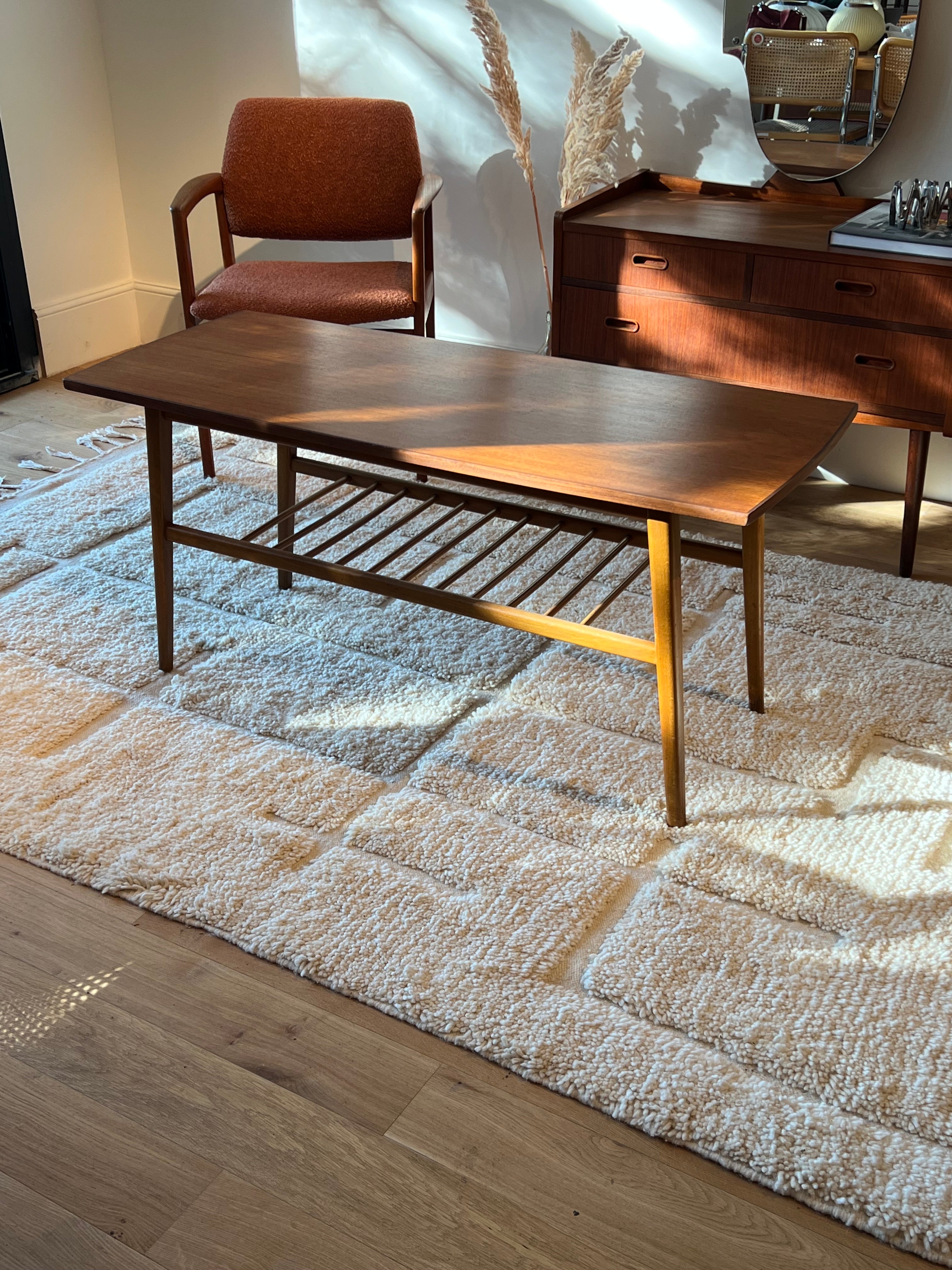 Table basse scandinave vintage en teck avec étagère "Ingrid"