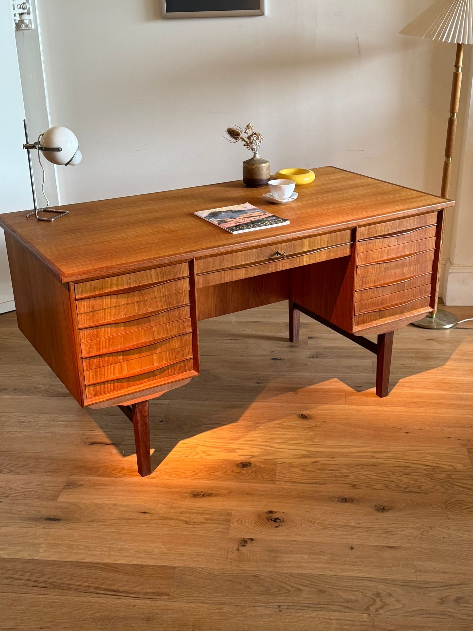 Bureau scandinave vintage en chêne doré "Karl"