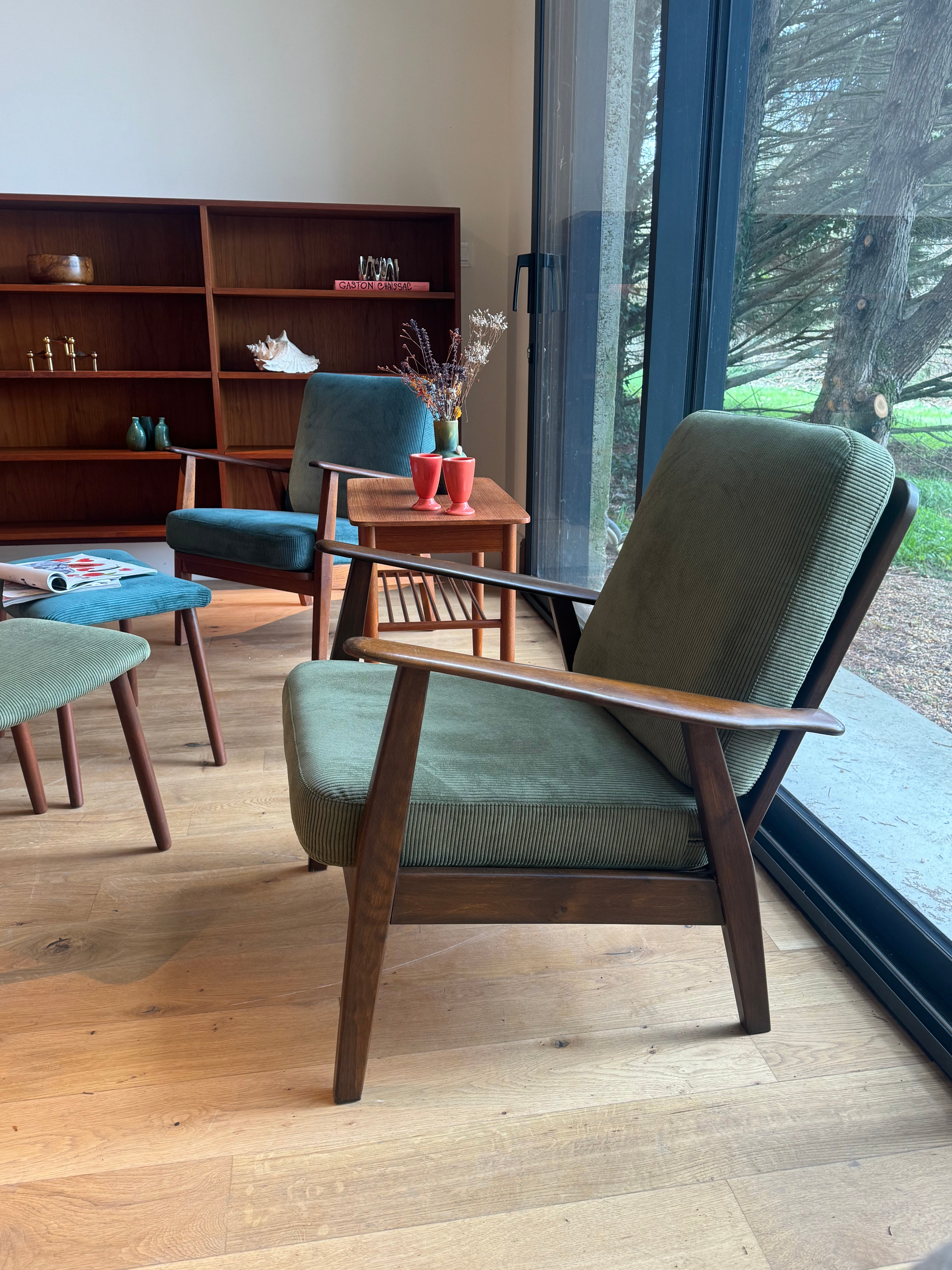 Fauteuil scandinave vintage en teck et velours petites côtes bleu canard – "Eirik"