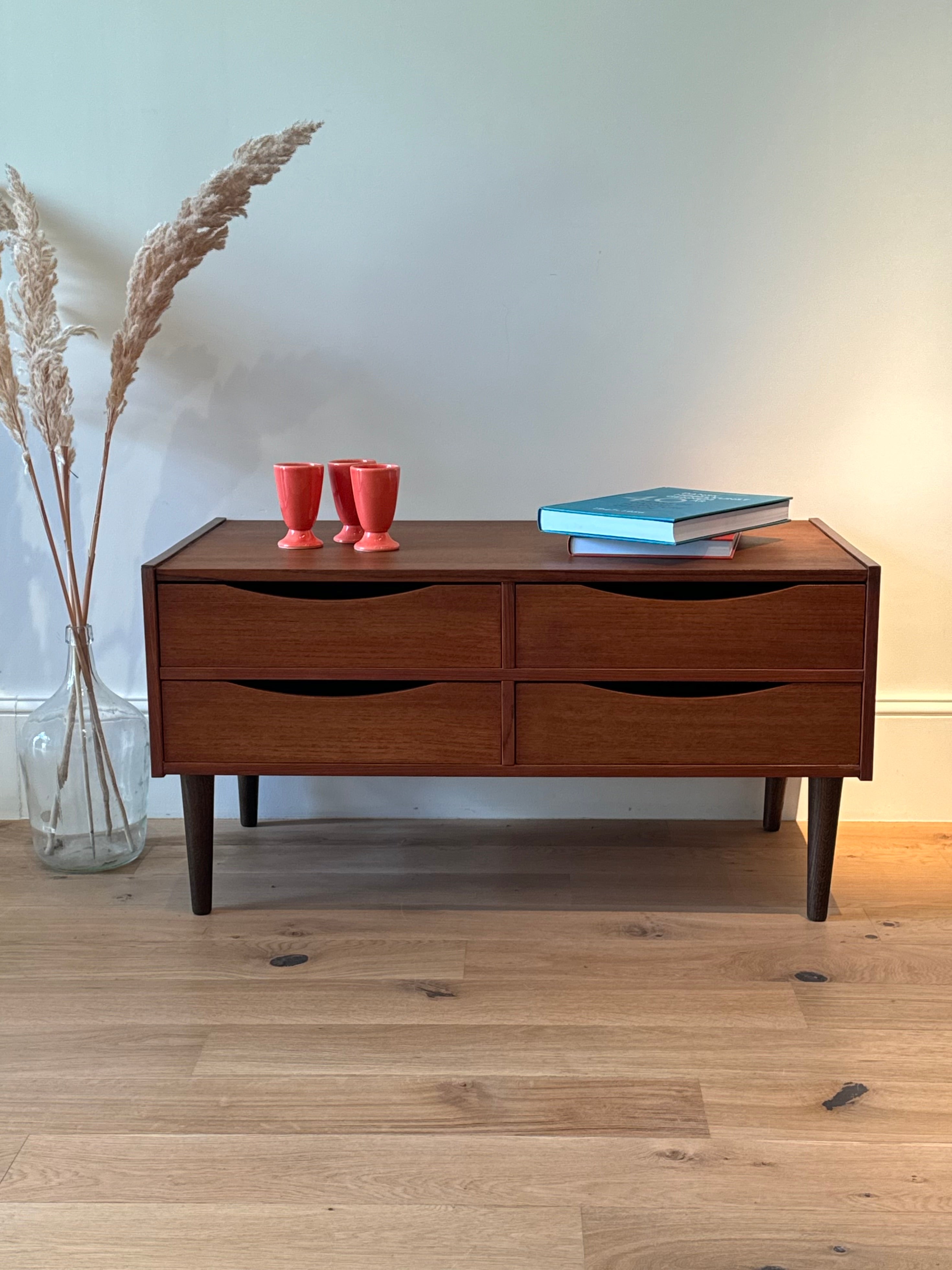 Commode basse / Meuble TV scandinave vintage en teck "Ida"