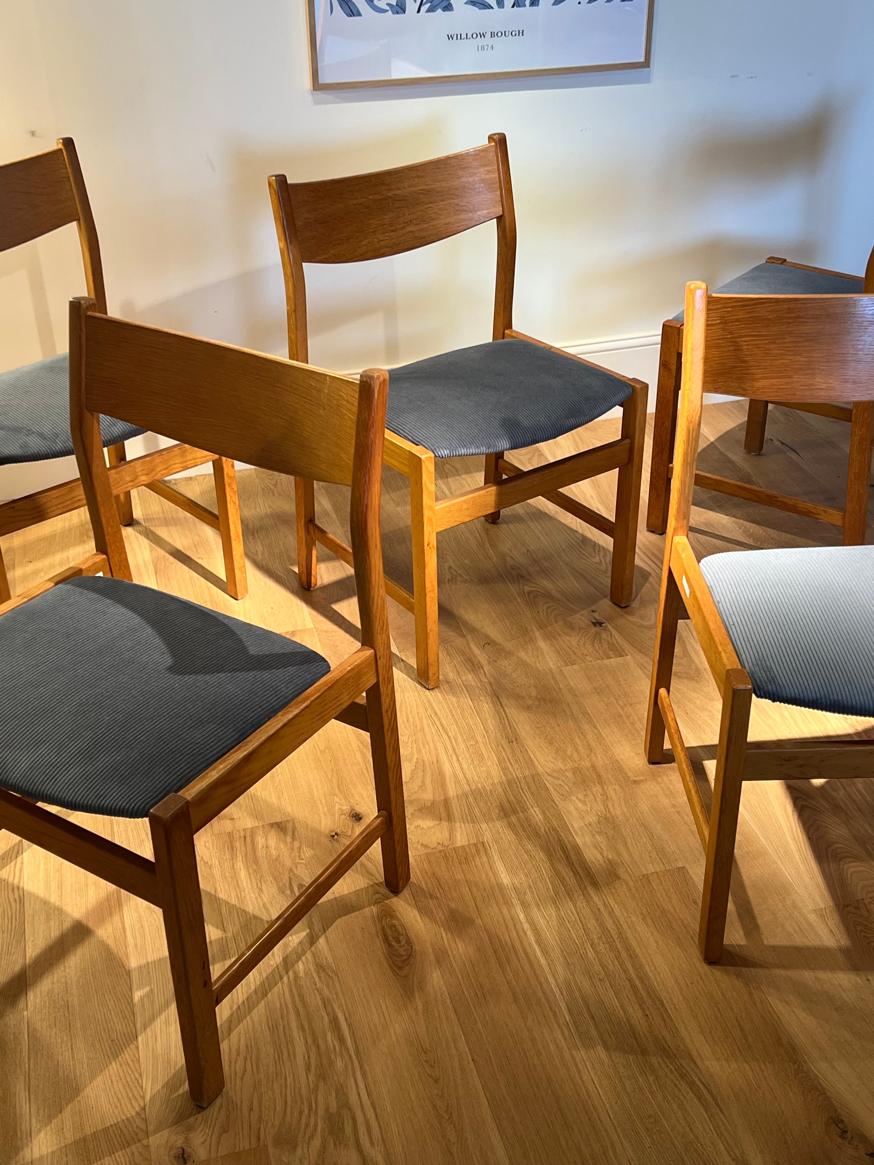 Chaise vintage en chêne retapissée en velours côtelé bleu gris (5 chaises disponibles)