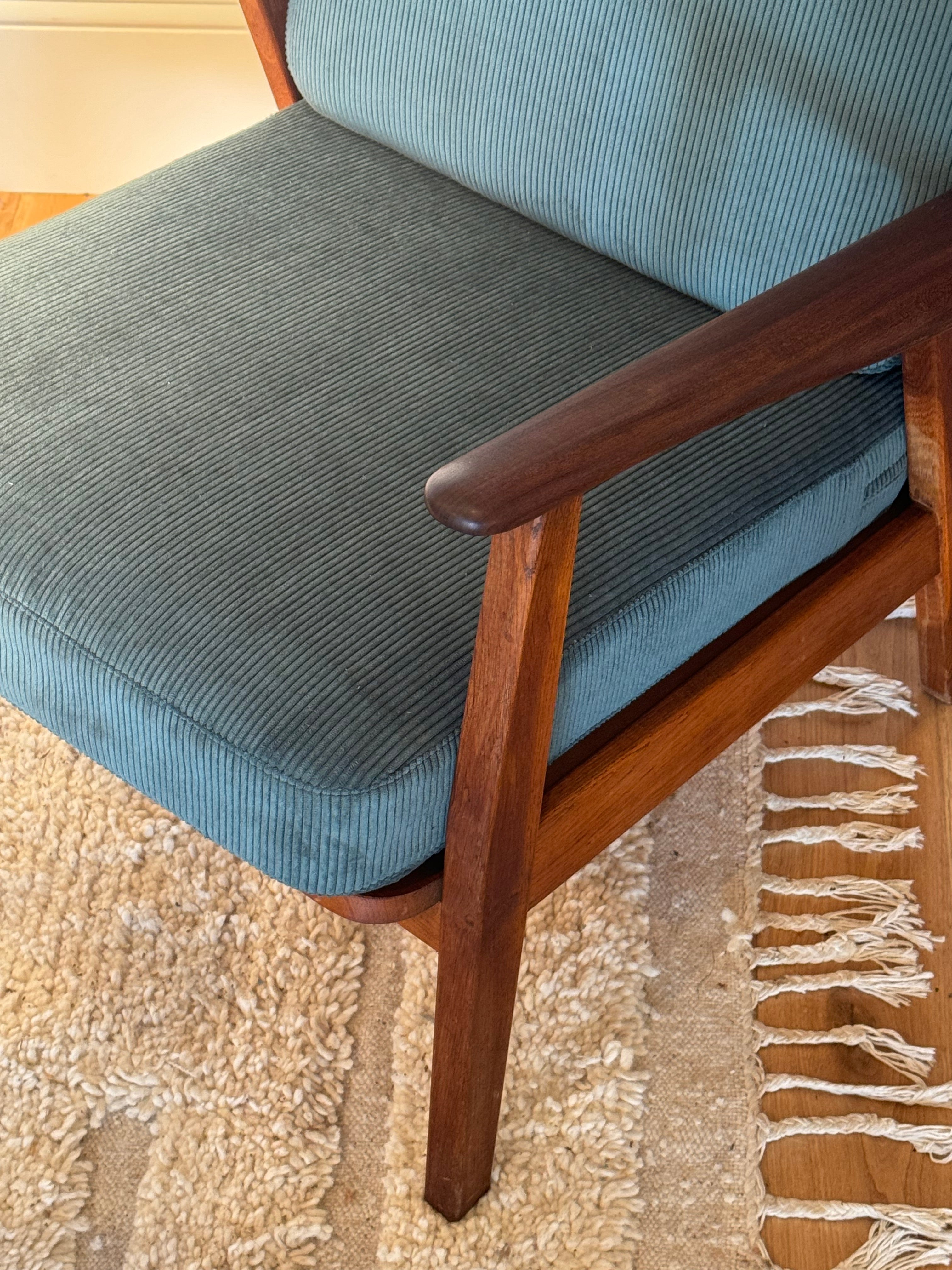 Fauteuil scandinave vintage en teck et velours petites côtes bleu canard – "Eirik"