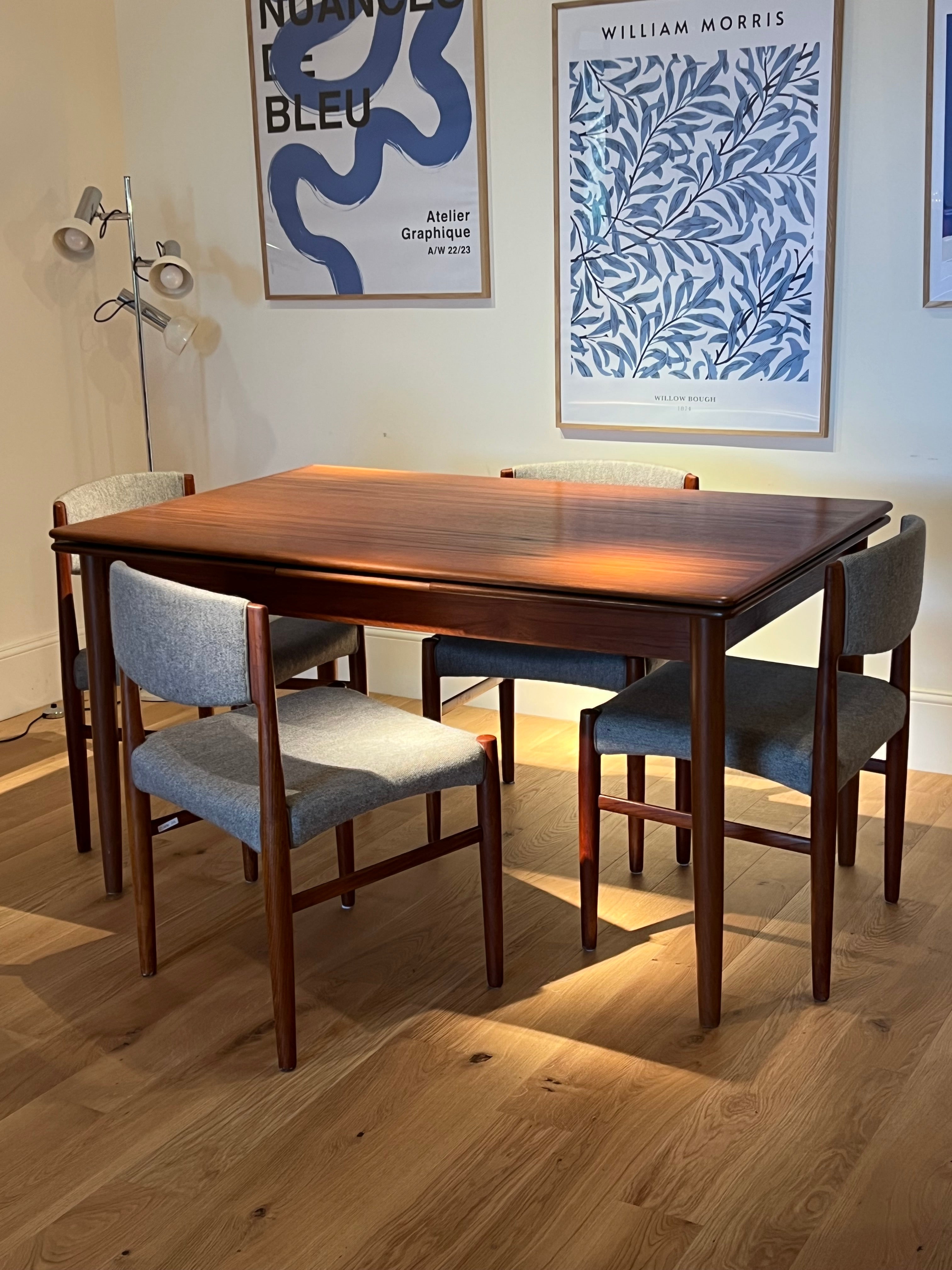 Suite de 4 chaises scandinaves en teck éditées par Glostrup Mobelfabrik.