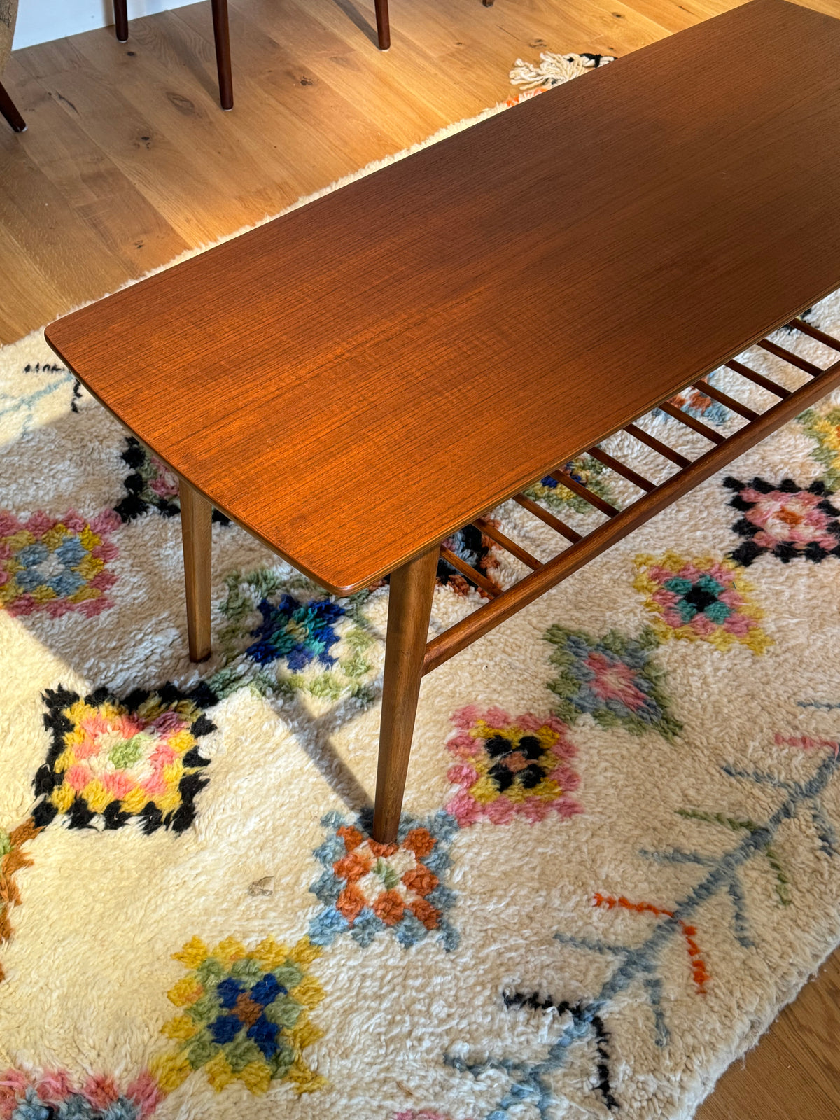 Table basse scandinave vintage en teck avec étagère "Ingrid"