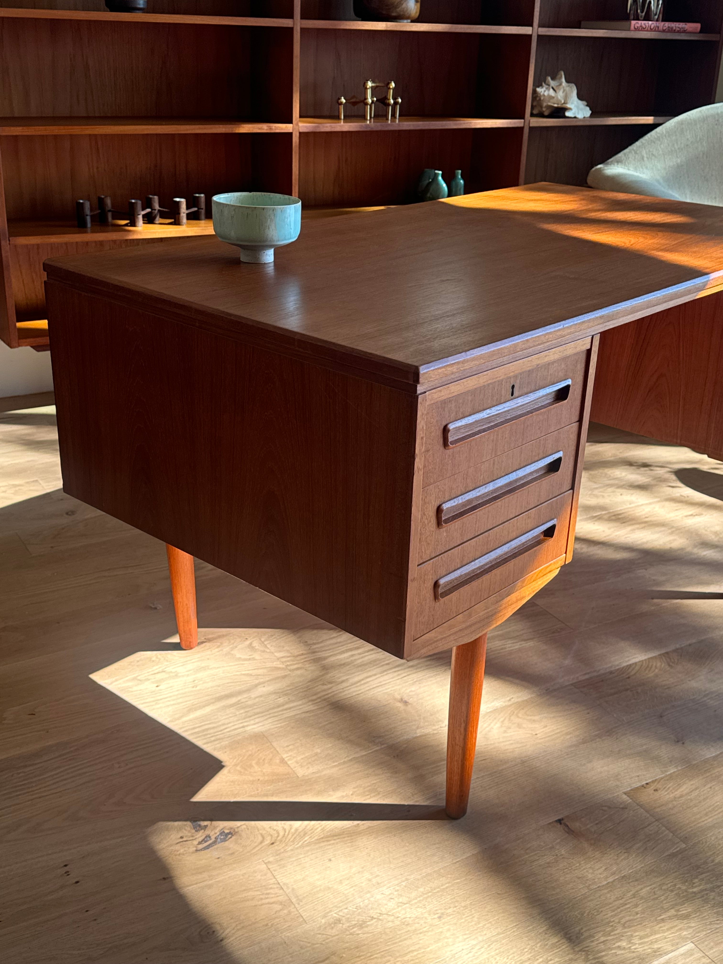 Bureau scandinave vintage double face en teck "Arnold"
