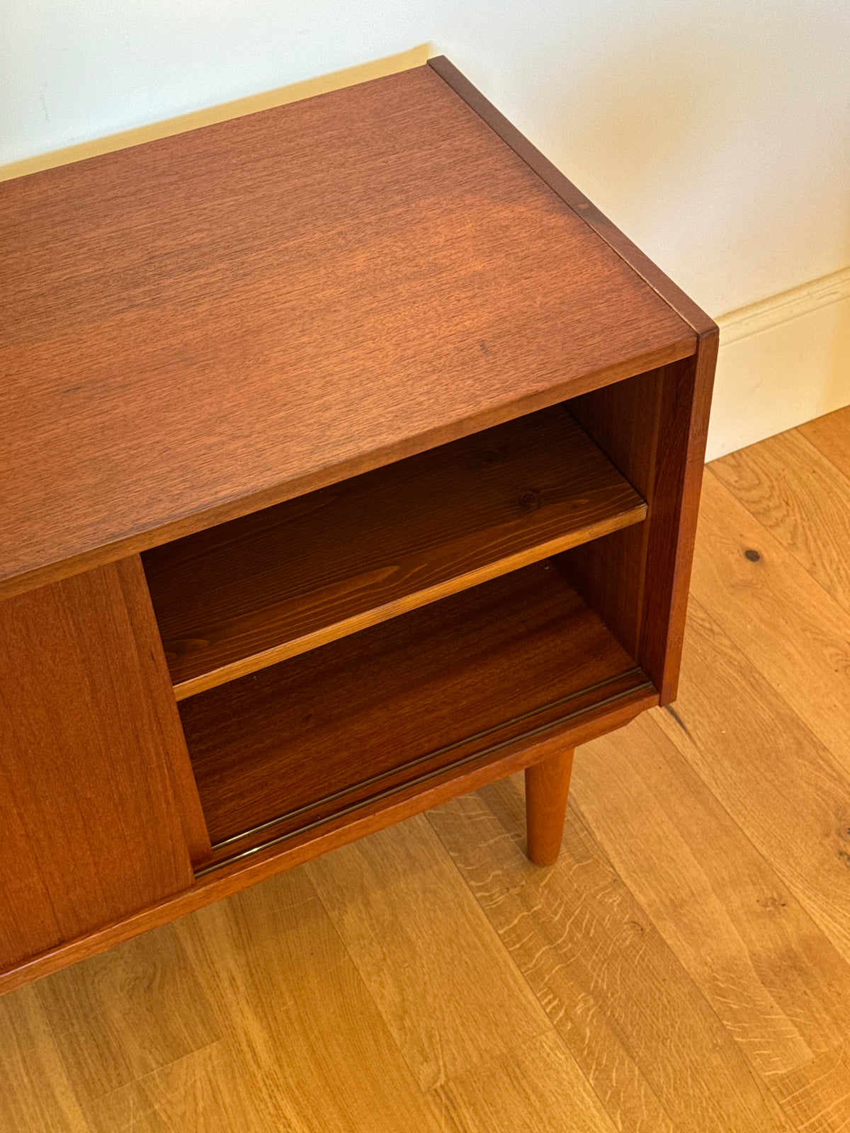 Petit buffet scandinave vintage en teck "Lauge"