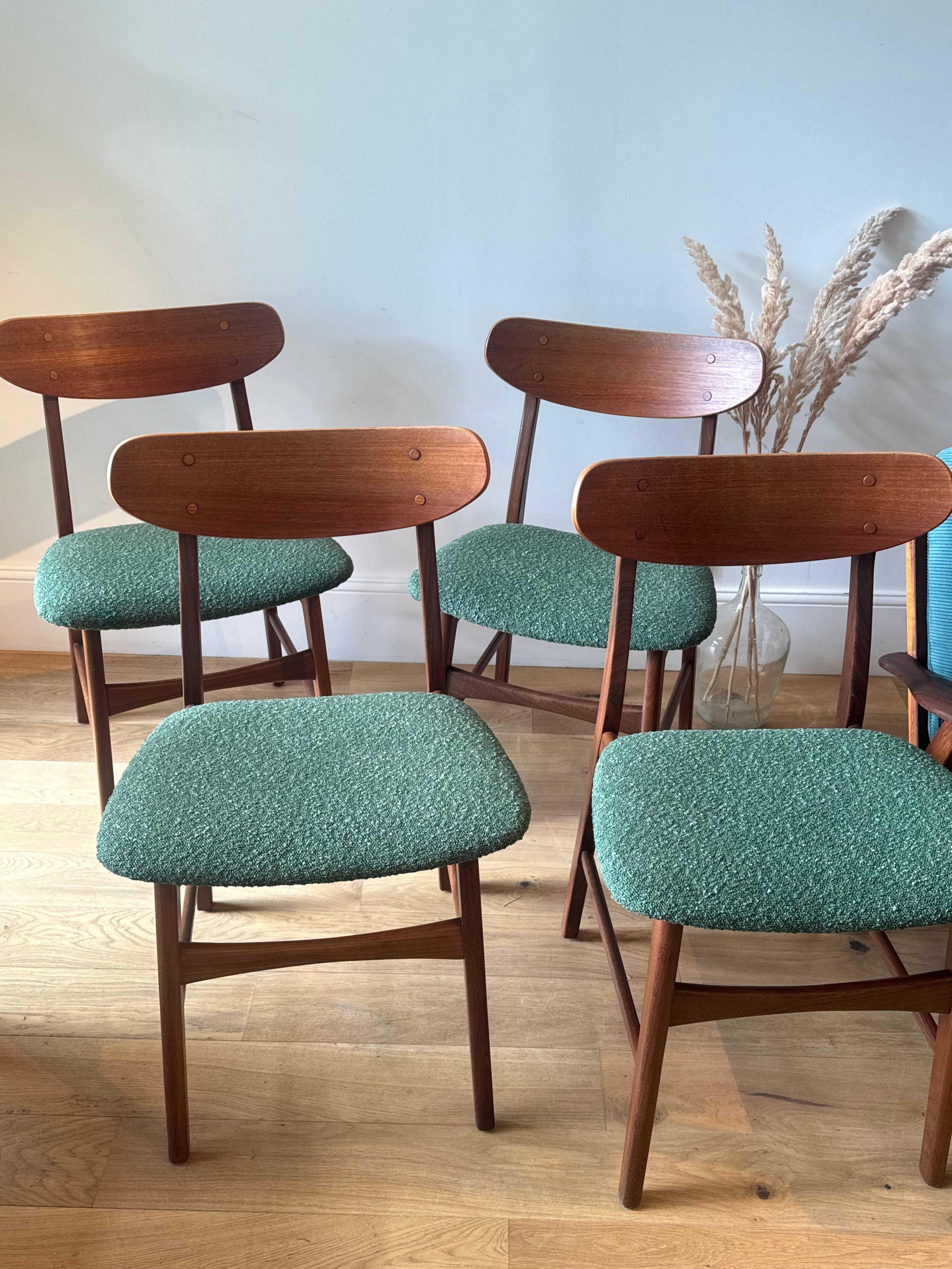 Suite de 4 chaises scandinaves en teck – Modèle « Vagn » – Années 60