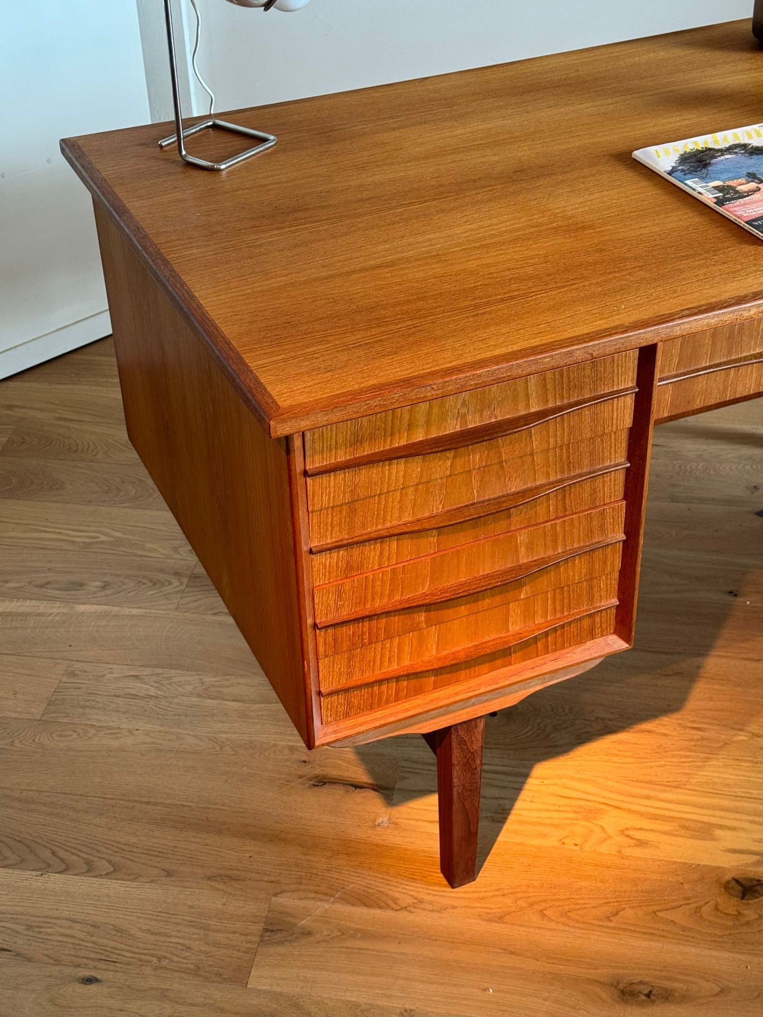 Bureau scandinave vintage en chêne doré "Karl"