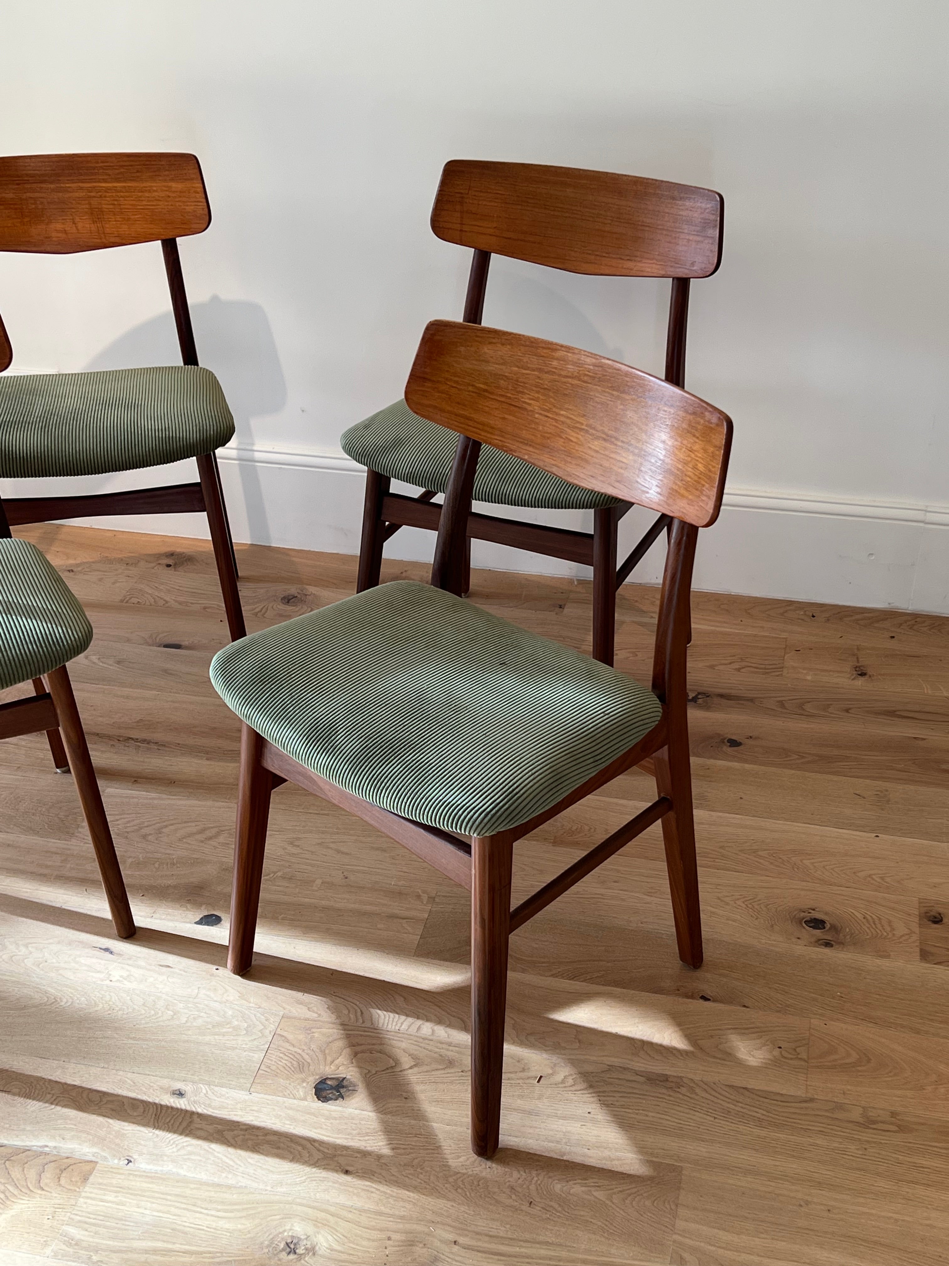 Suite de 4 chaises scandinaves en teck – Modèle « Kristin » – Années 60