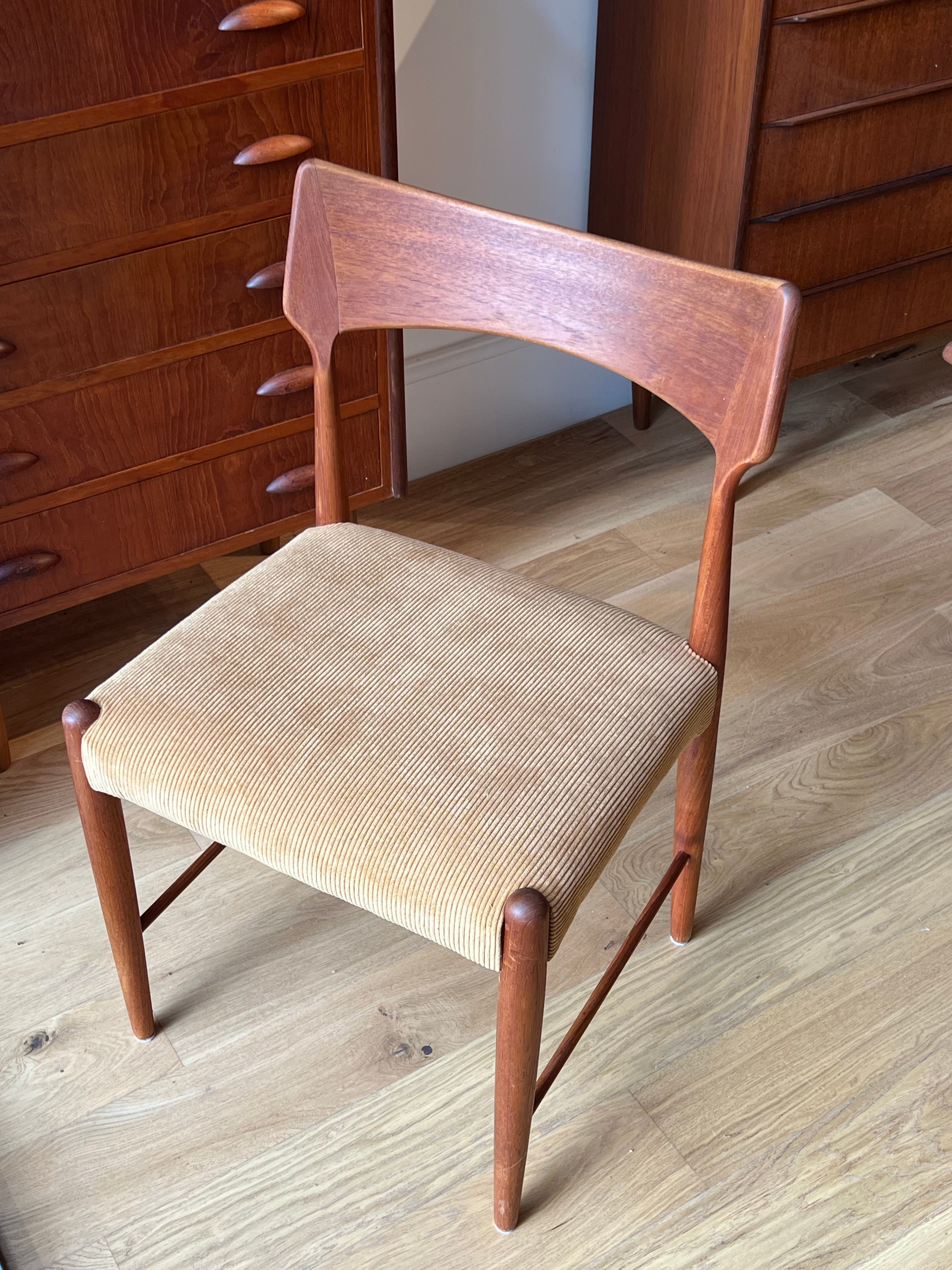 Chaise scandinave en teck « Alfhild » – Velours côtelé miel (disponible en 3 exemplaires)