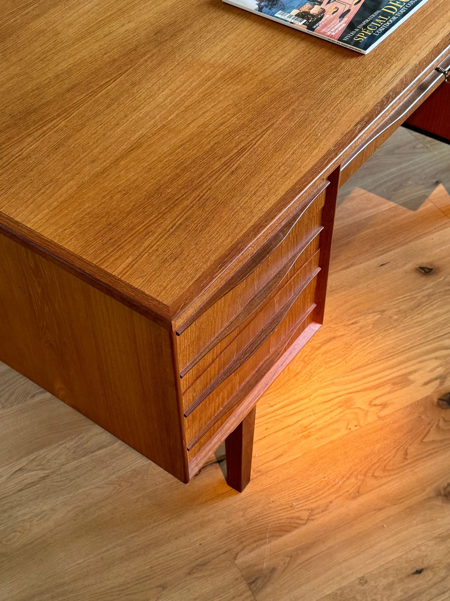 Bureau scandinave vintage en chêne doré "Karl"