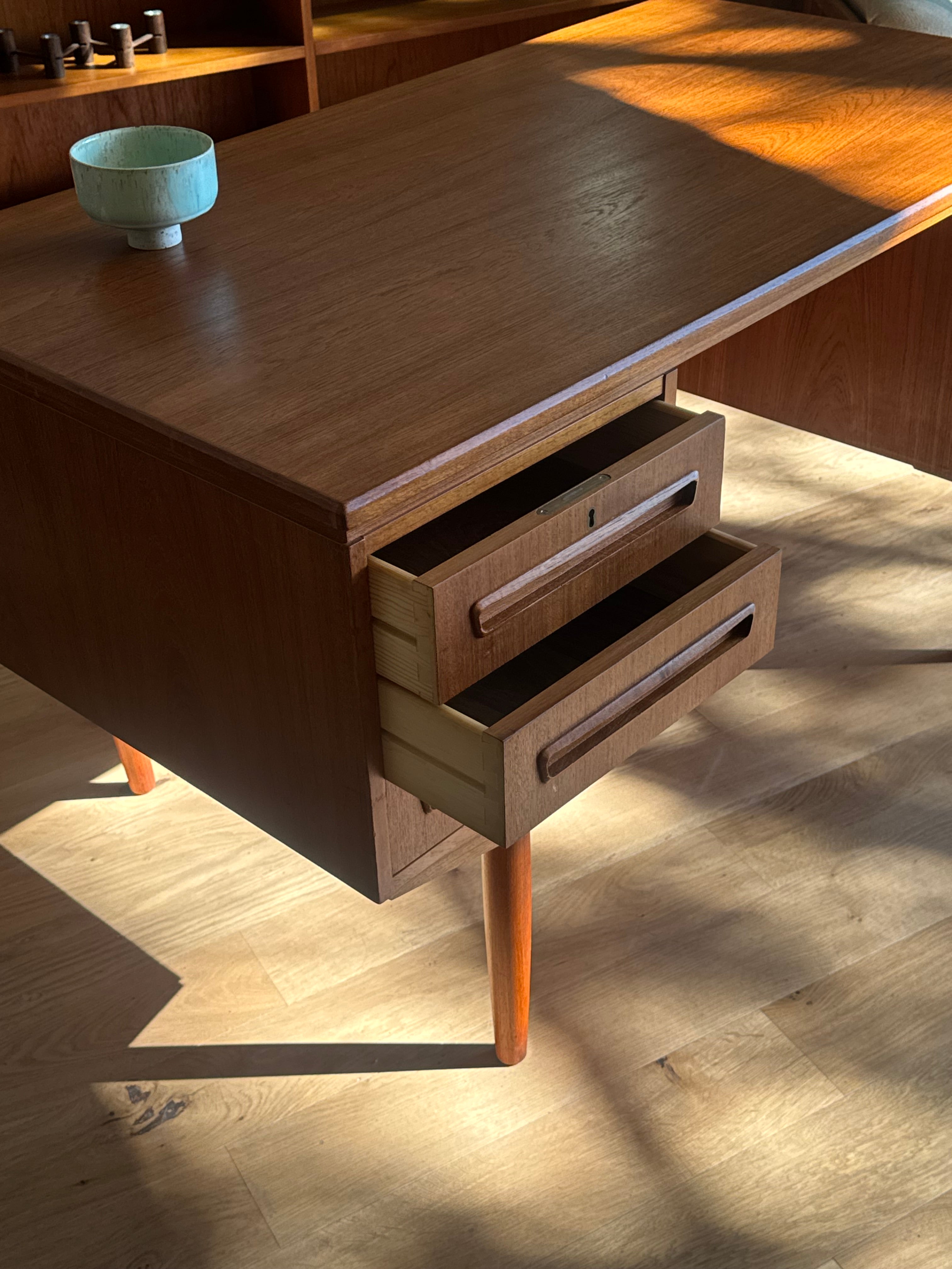 Bureau scandinave vintage double face en teck "Arnold"