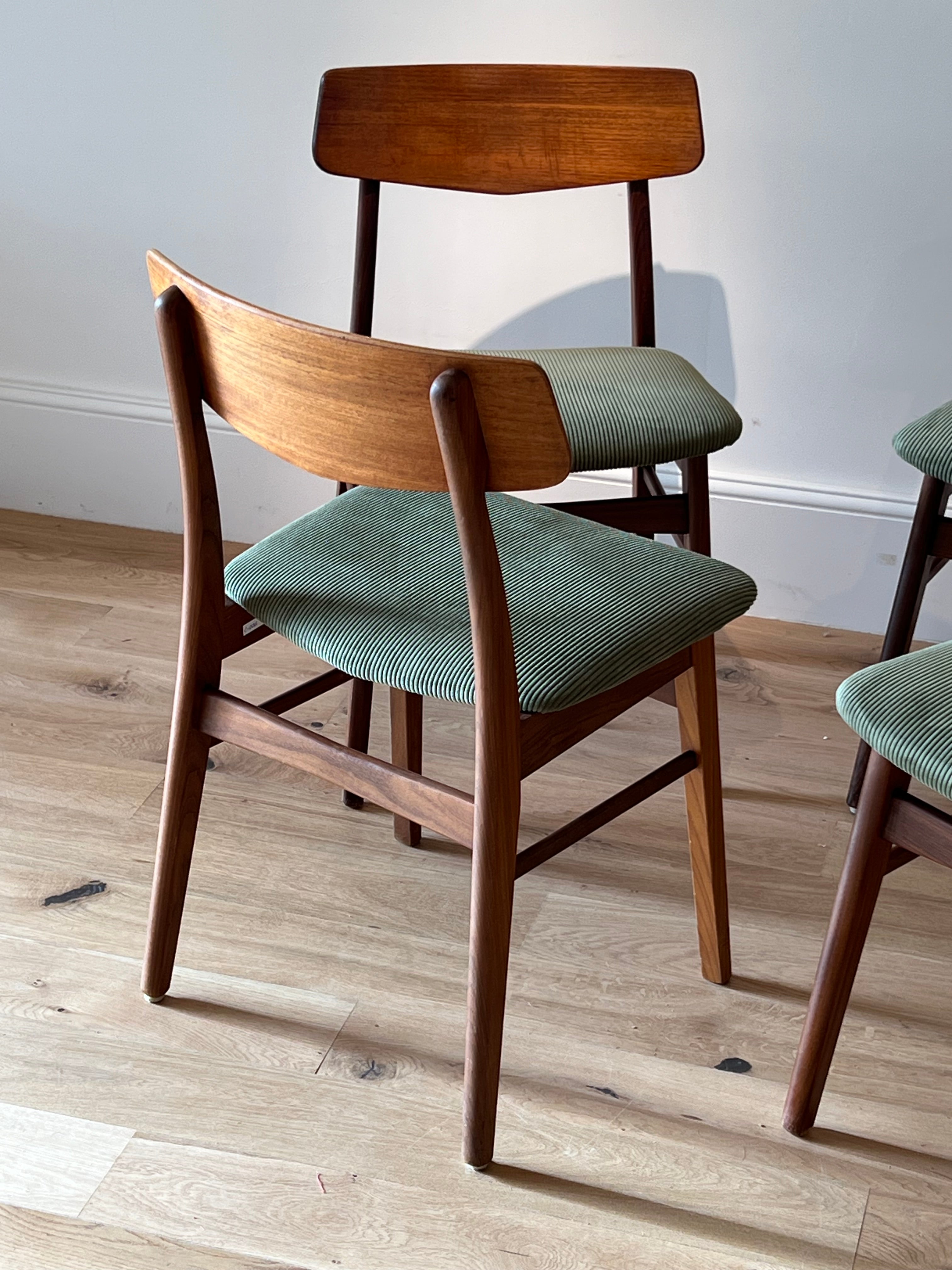 Suite de 4 chaises scandinaves en teck – Modèle « Kristin » – Années 60