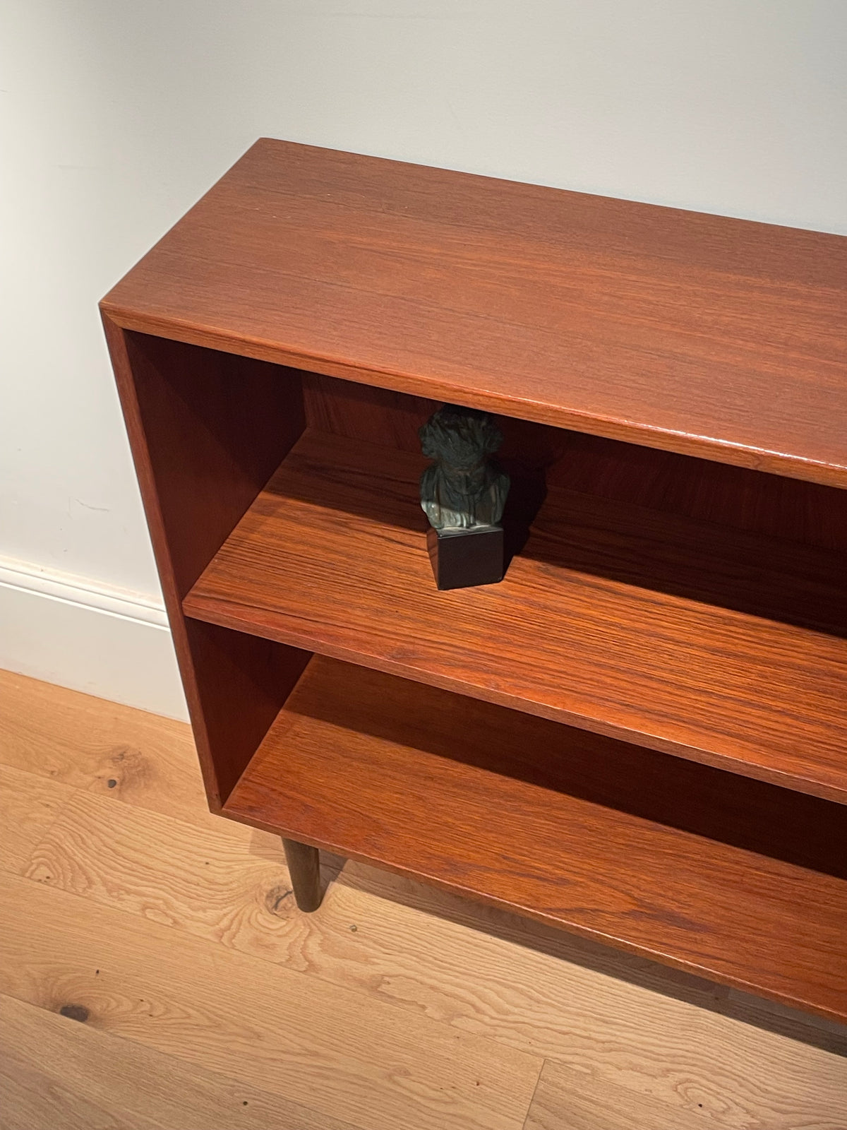 Bibliothèque basse scandinave vintage en teck « Sigrid »
