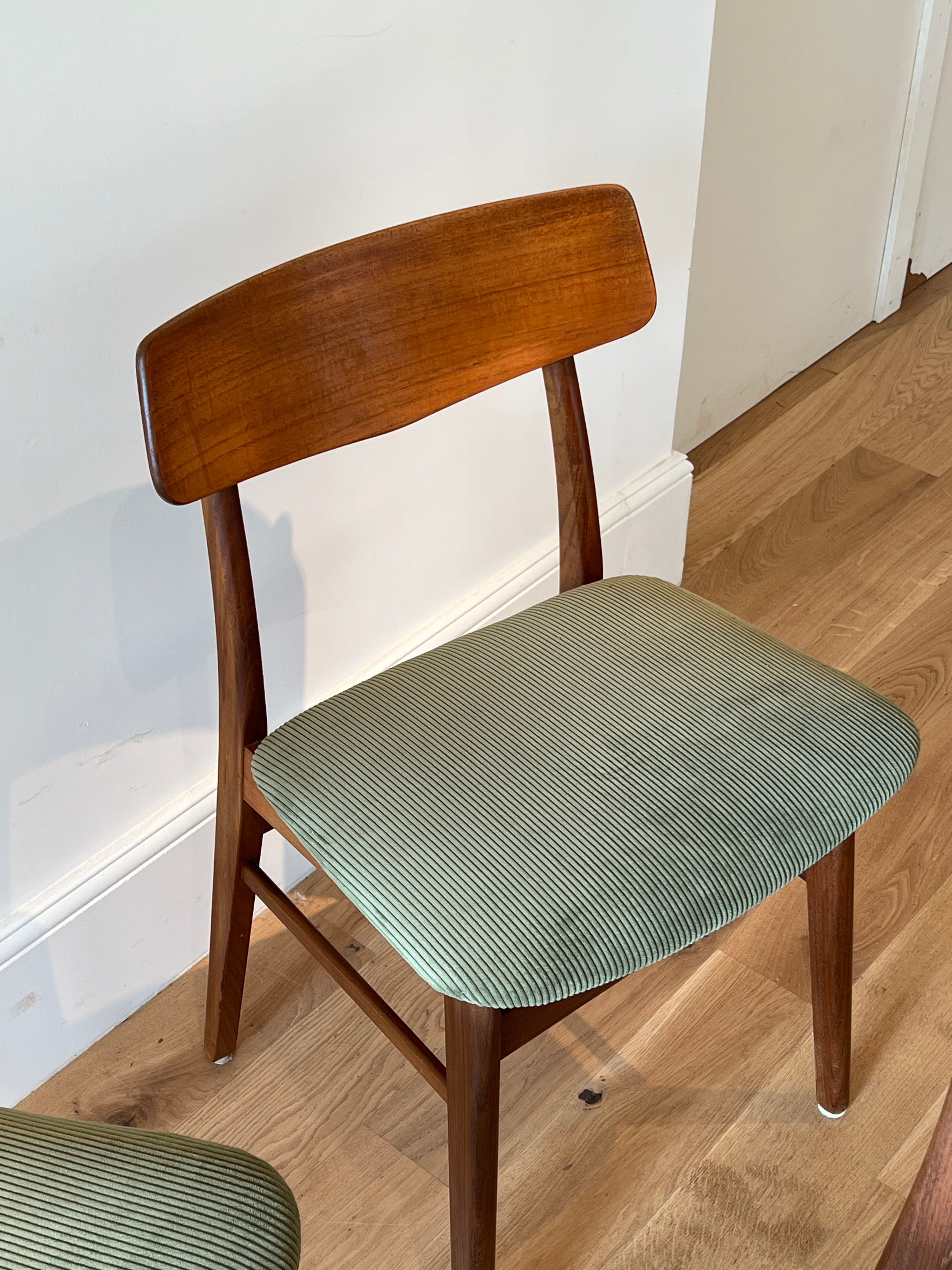 Suite de 4 chaises scandinaves en teck – Modèle « Kristin » – Années 60