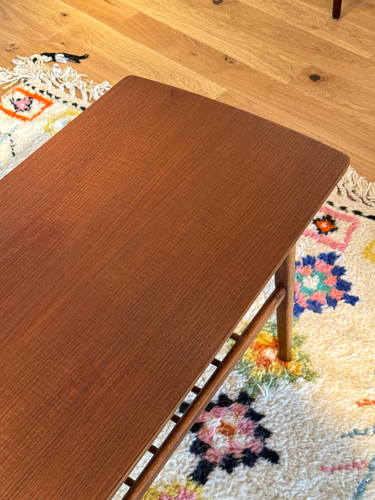 Table basse scandinave vintage en teck avec étagère "Ingrid"