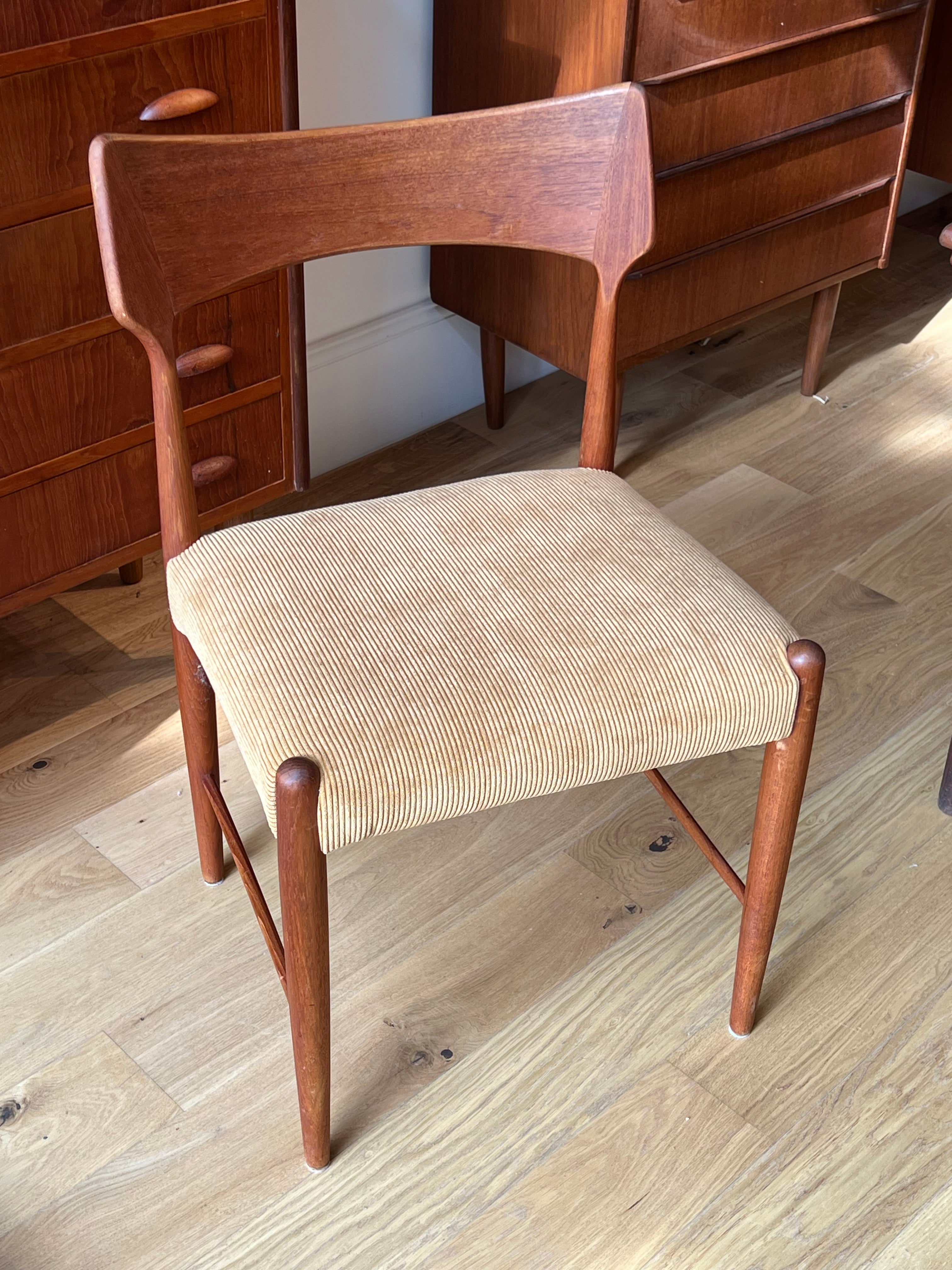Chaise scandinave en teck « Alfhild » – Velours côtelé miel (disponible en 3 exemplaires)