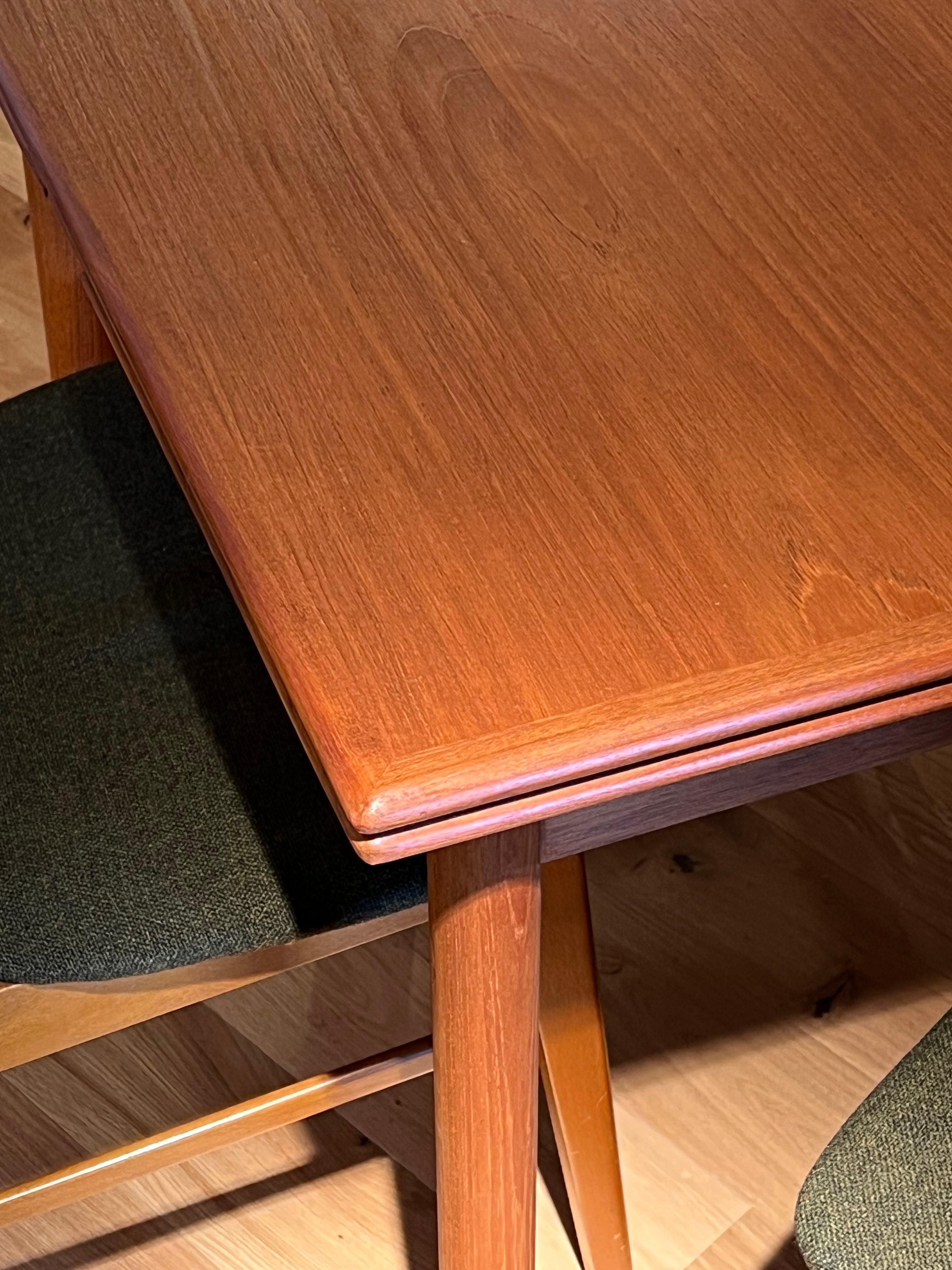 Table à manger vintage scandinave carré extensible en teck "Grete"