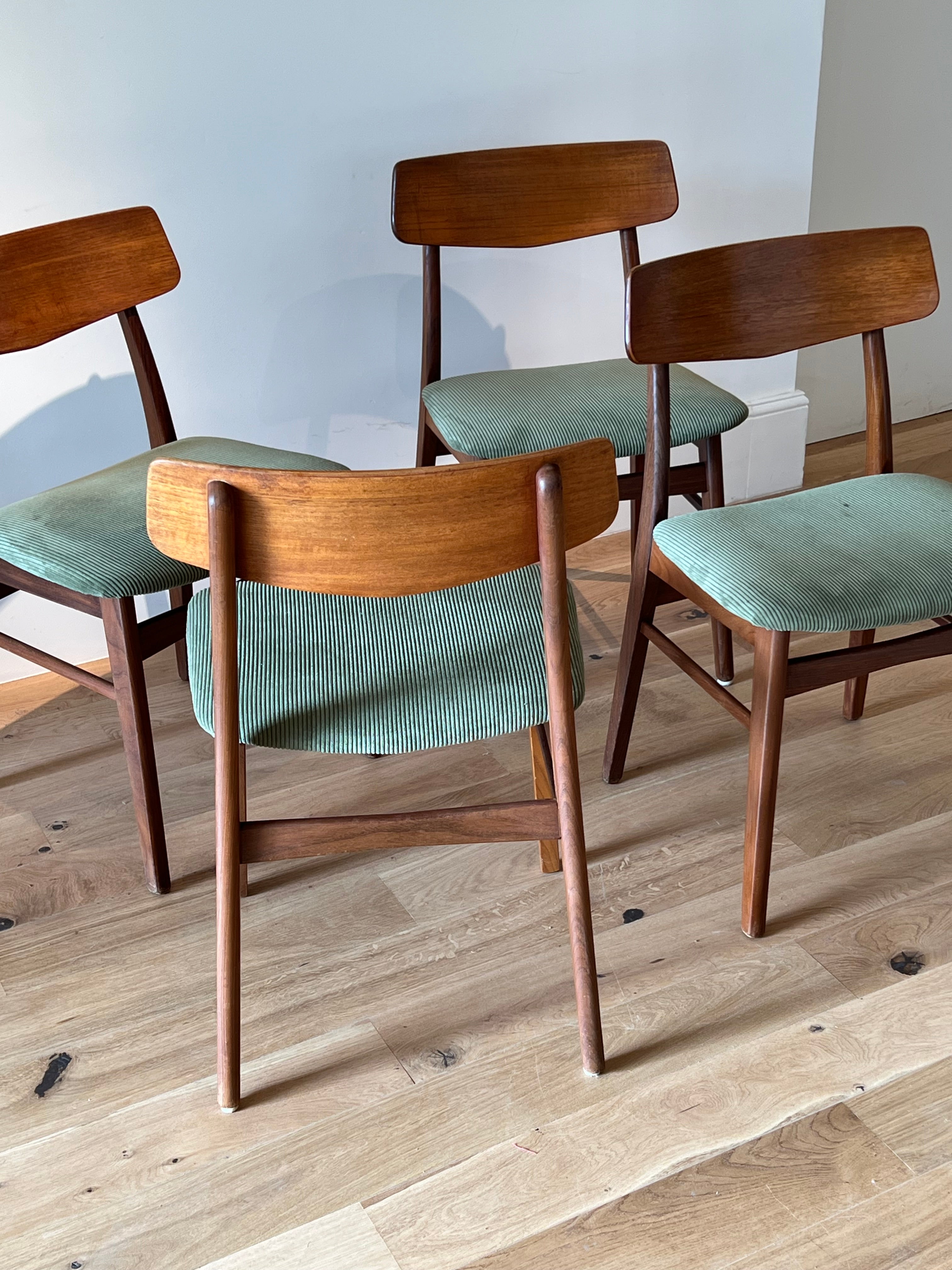 Suite de 4 chaises scandinaves en teck – Modèle « Kristin » – Années 60