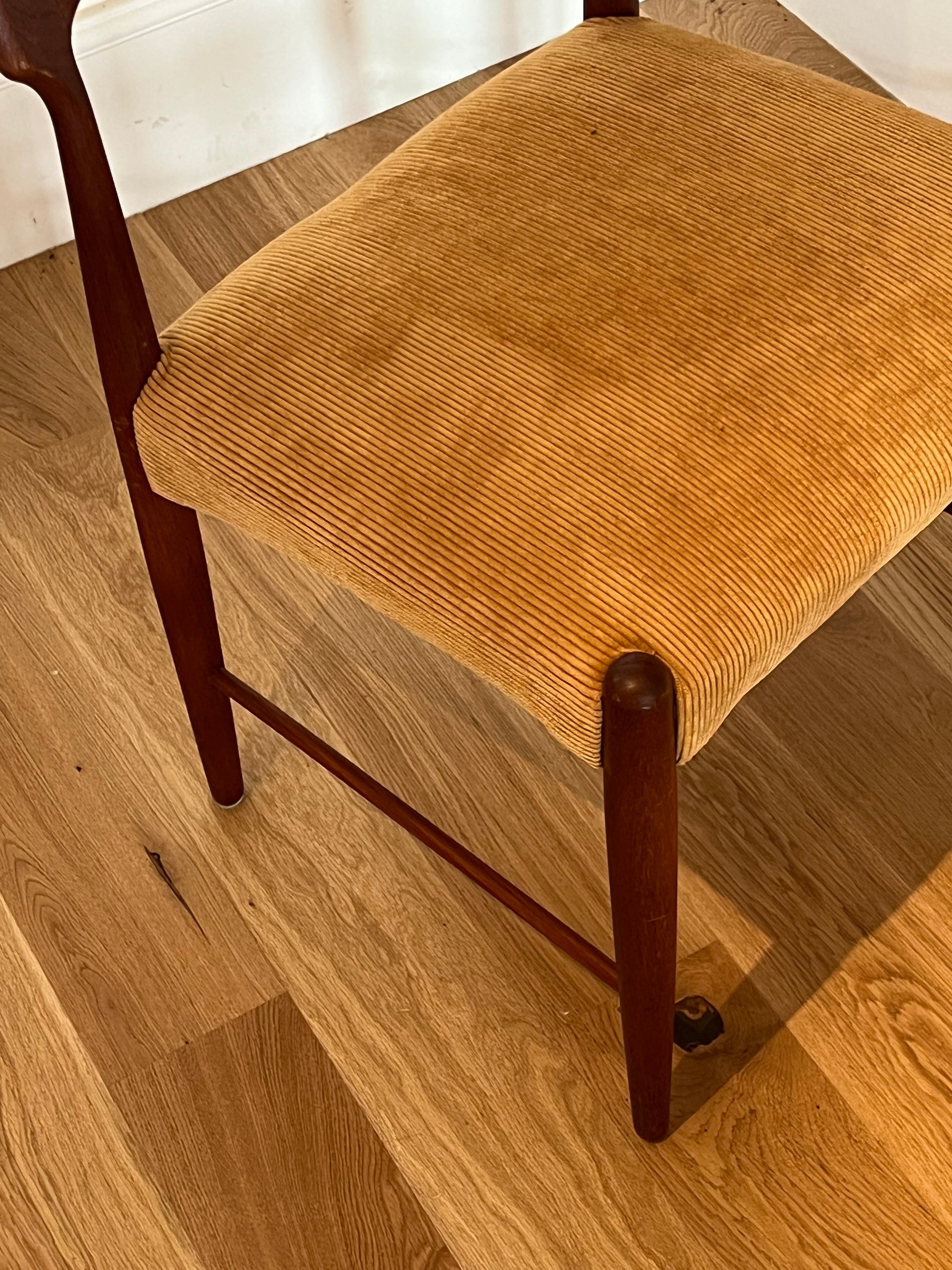 Chaise scandinave en teck « Alfhild » – Velours côtelé miel (disponible en 3 exemplaires)