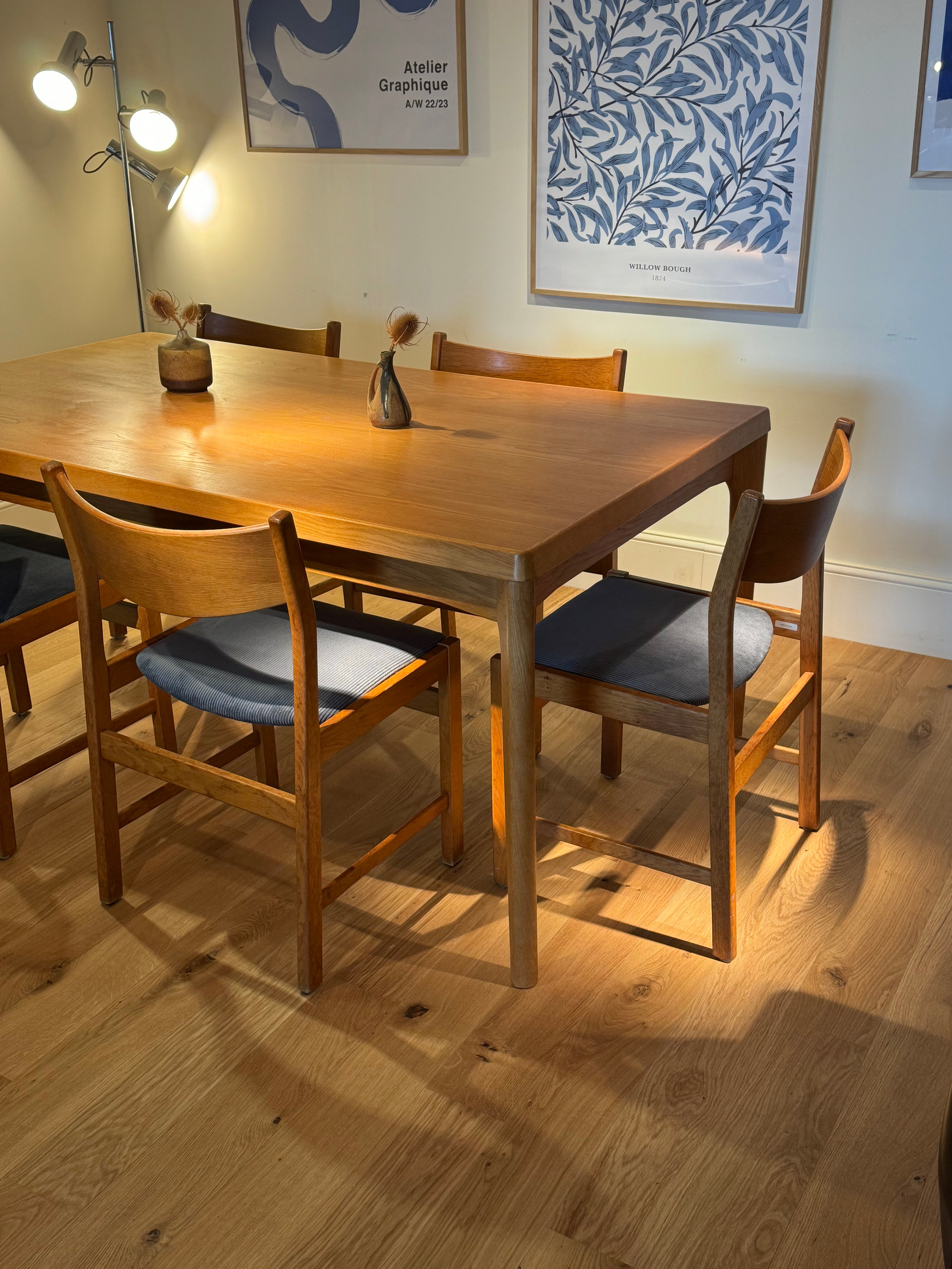 Chaise vintage en chêne retapissée en velours côtelé bleu gris (5 chaises disponibles)