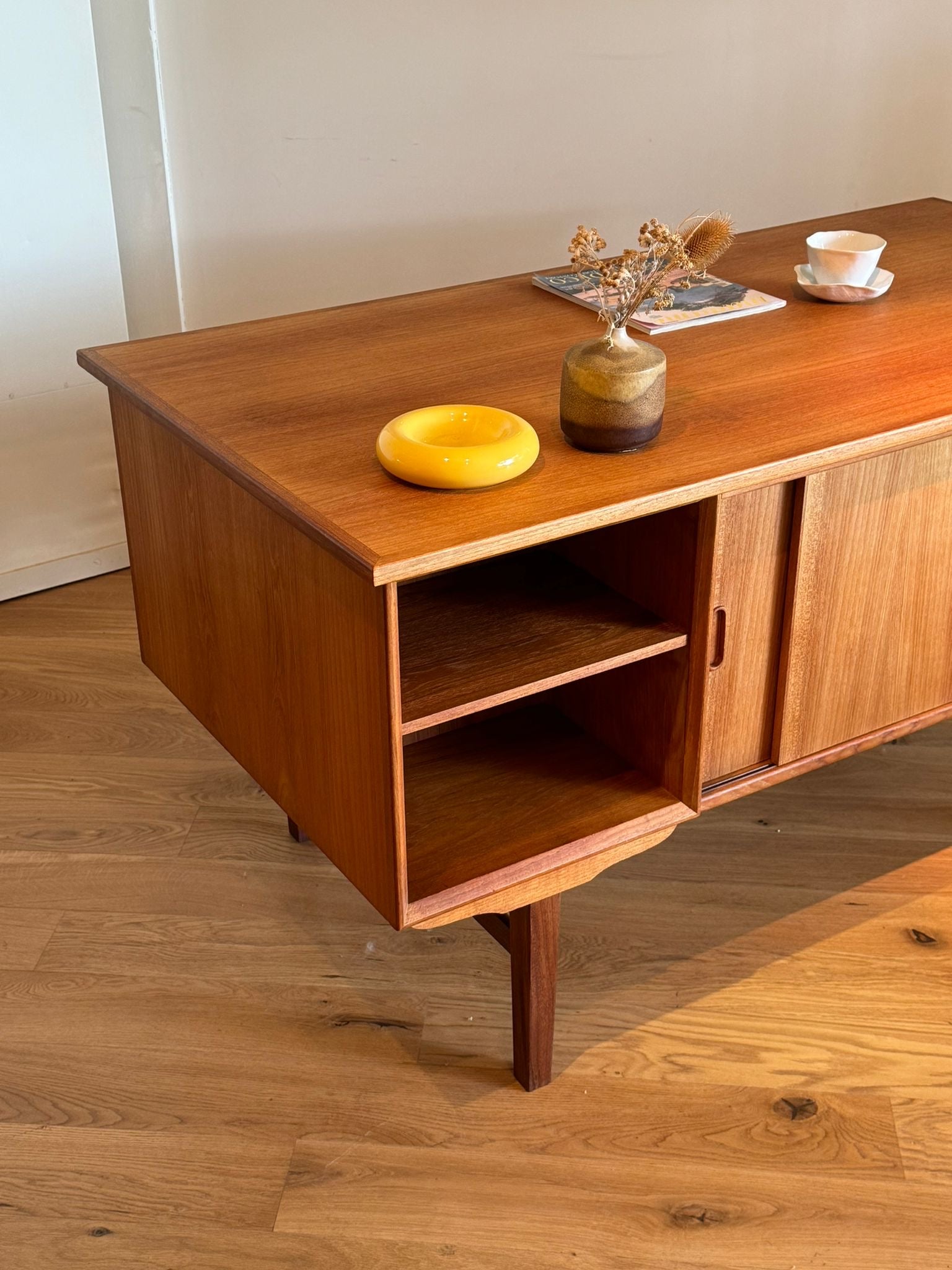 Bureau scandinave vintage en chêne doré "Karl"