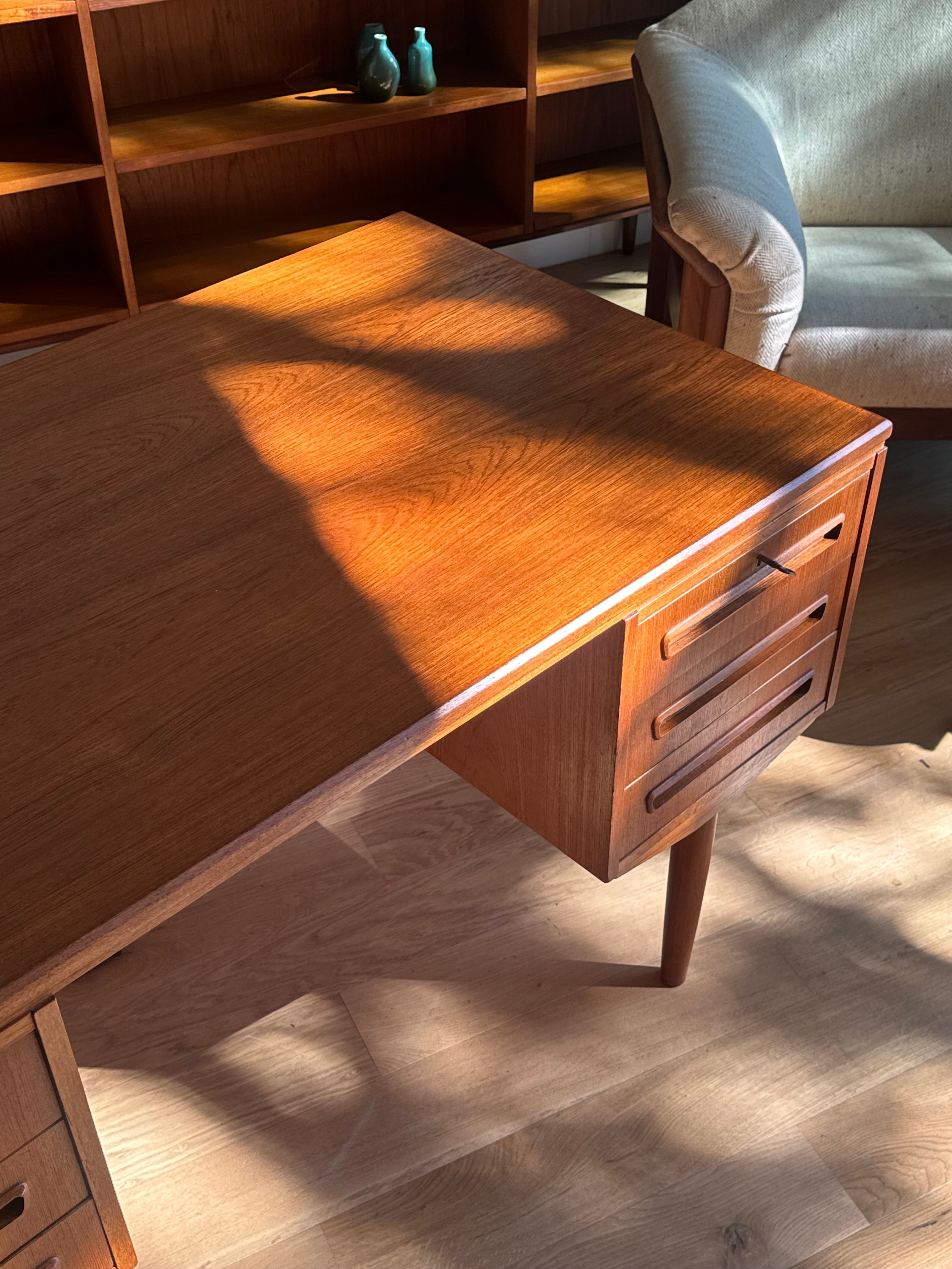 Bureau scandinave vintage double face en teck "Arnold"