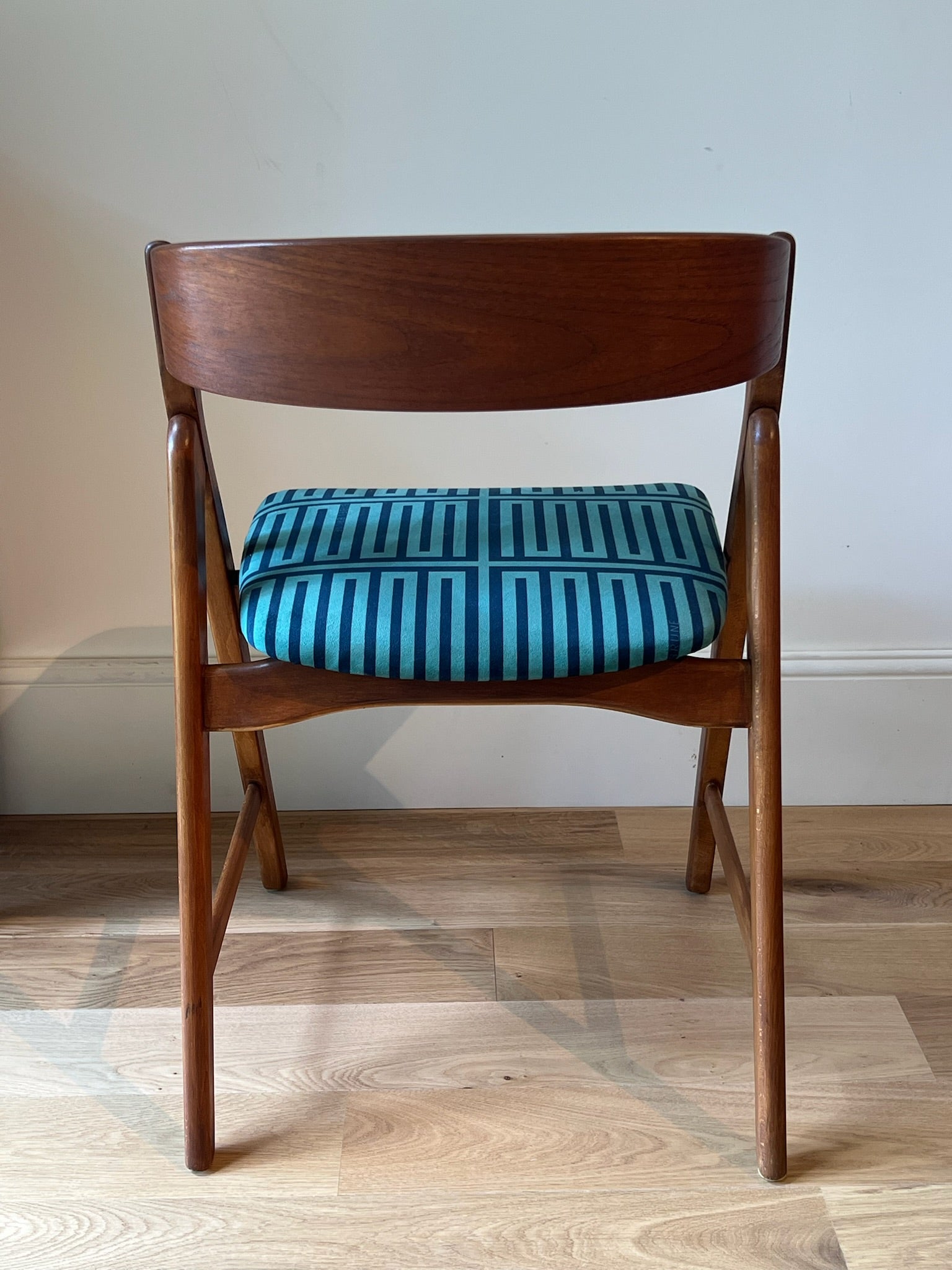 Chaise de bureau scandinave vintage en teck par Henning Kjaernulf "Sunniva"